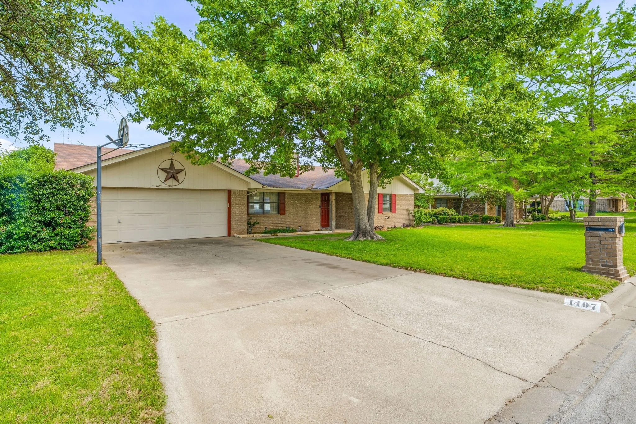 Single Family Residence For Sale in Erath County , 1407 Inglewood Drive, Stephenville, Texas 76401, 3 Bedroom, 2 Bathroom, 2 Garage spaces, 1,635 Sqft, built in 1985, Preowned, mls#21050620, Real Estate Agent in Stephenville, Homes For Sale in Erath county, Homes For Sale in Stephenville, Realtor in Stephenville Texas, Real Estate Brokerage Independent Realty Texas, Luminita Cordes Realtor