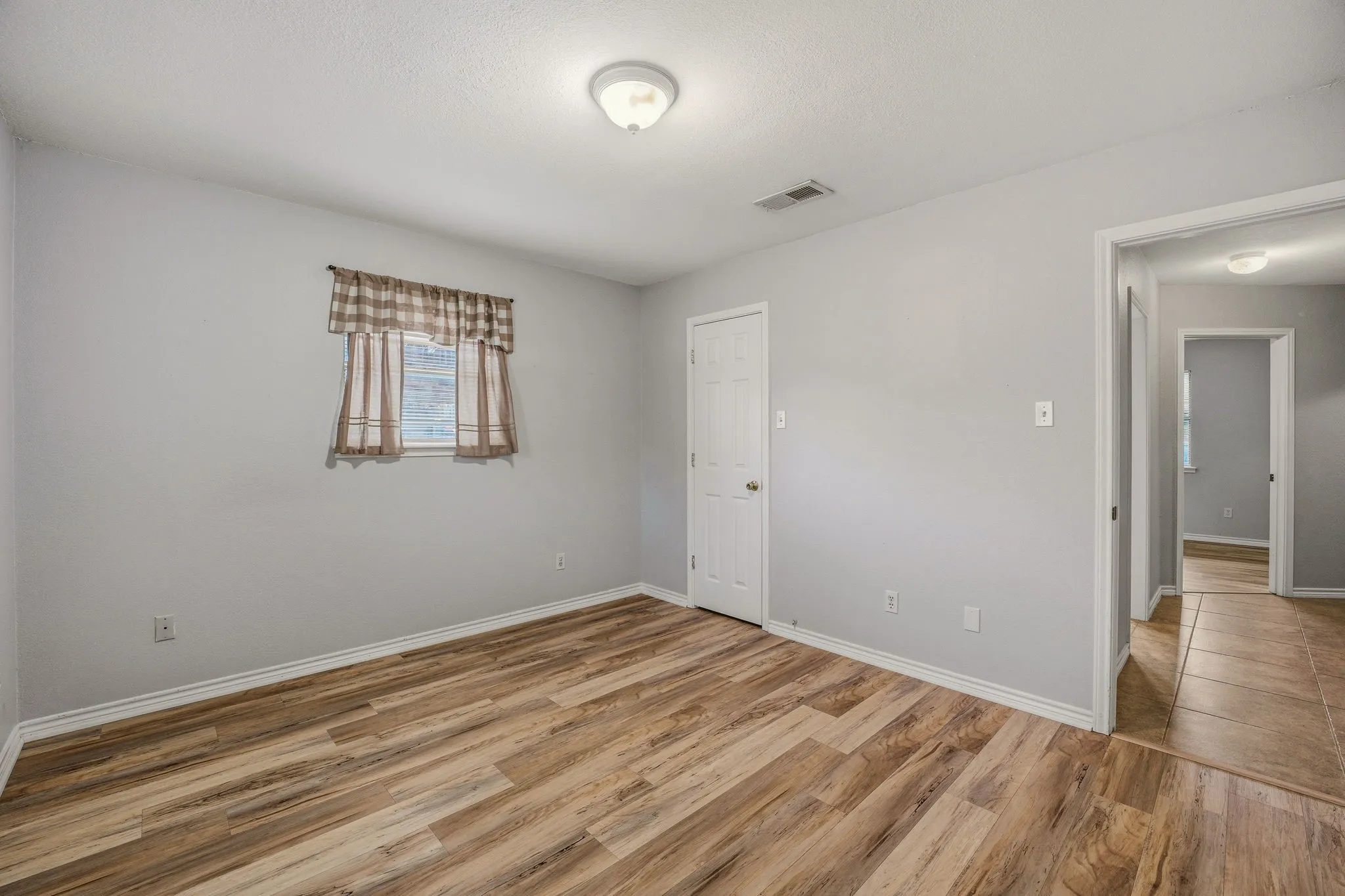 Single Family Residence For Sale in Erath County , 1407 Inglewood Drive, Stephenville, Texas 76401, 3 Bedroom, 2 Bathroom, 2 Garage spaces, 1,635 Sqft, built in 1985, Preowned, mls#21050620, Real Estate Agent in Stephenville, Homes For Sale in Erath county, Homes For Sale in Stephenville, Realtor in Stephenville Texas, Real Estate Brokerage Independent Realty Texas, Luminita Cordes Realtor