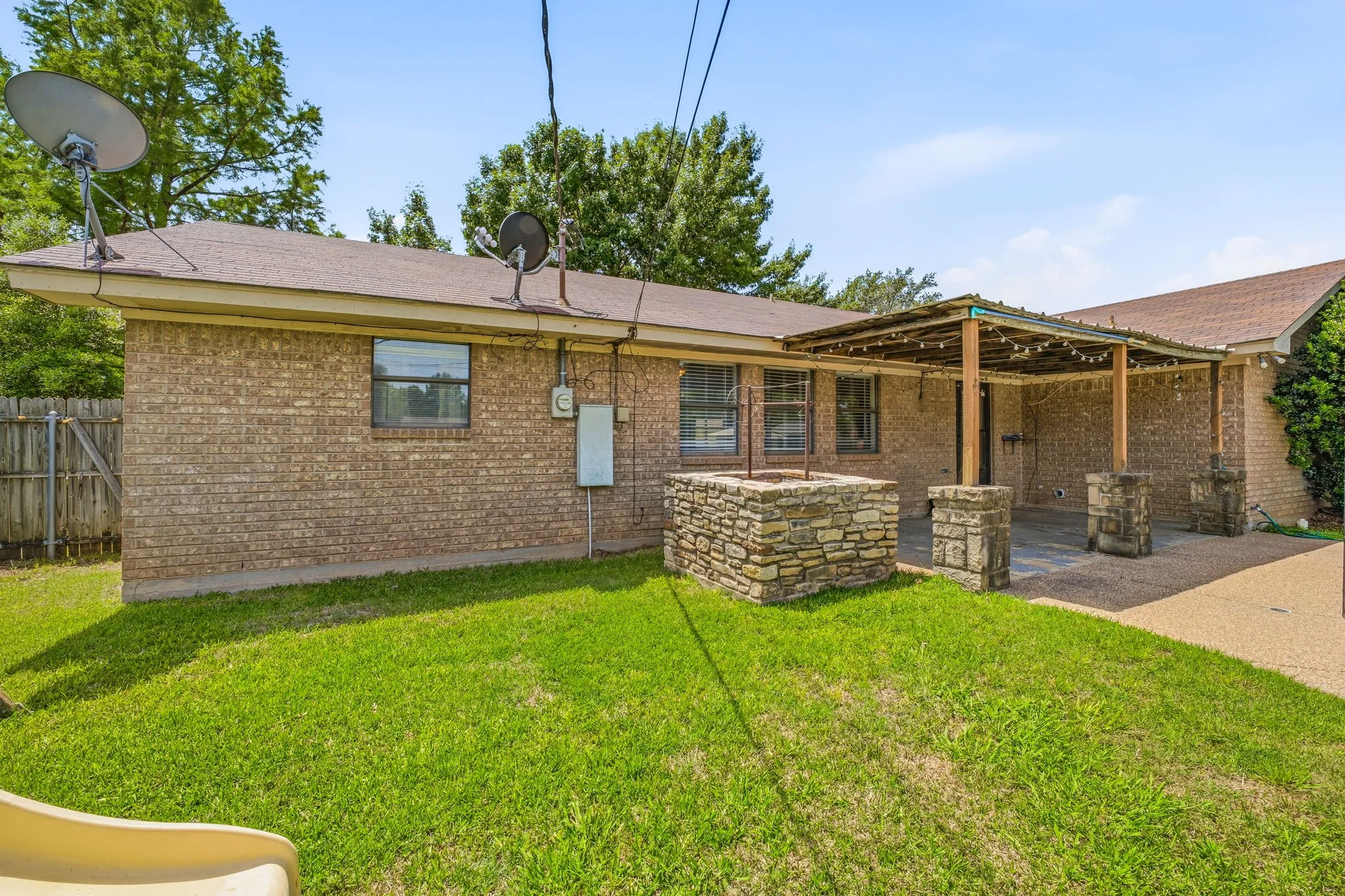 Single Family Residence For Sale in Erath County , 1407 Inglewood Drive, Stephenville, Texas 76401, 3 Bedroom, 2 Bathroom, 2 Garage spaces, 1,635 Sqft, built in 1985, Preowned, mls#21050620, Real Estate Agent in Stephenville, Homes For Sale in Erath county, Homes For Sale in Stephenville, Realtor in Stephenville Texas, Real Estate Brokerage Independent Realty Texas, Luminita Cordes Realtor