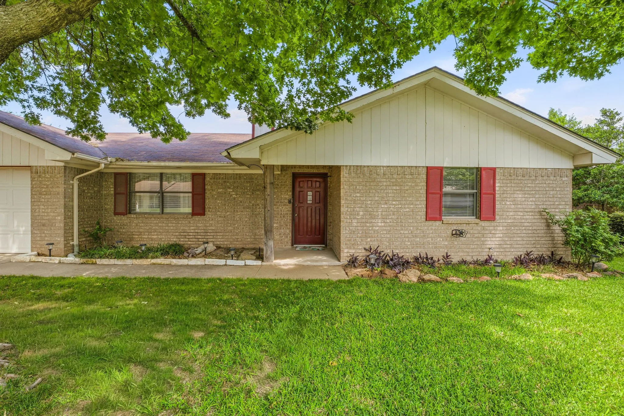 Single Family Residence For Sale in Erath County , 1407 Inglewood Drive, Stephenville, Texas 76401, 3 Bedroom, 2 Bathroom, 2 Garage spaces, 1,635 Sqft, built in 1985, Preowned, mls#21050620, Real Estate Agent in Stephenville, Homes For Sale in Erath county, Homes For Sale in Stephenville, Realtor in Stephenville Texas, Real Estate Brokerage Independent Realty Texas, Luminita Cordes Realtor