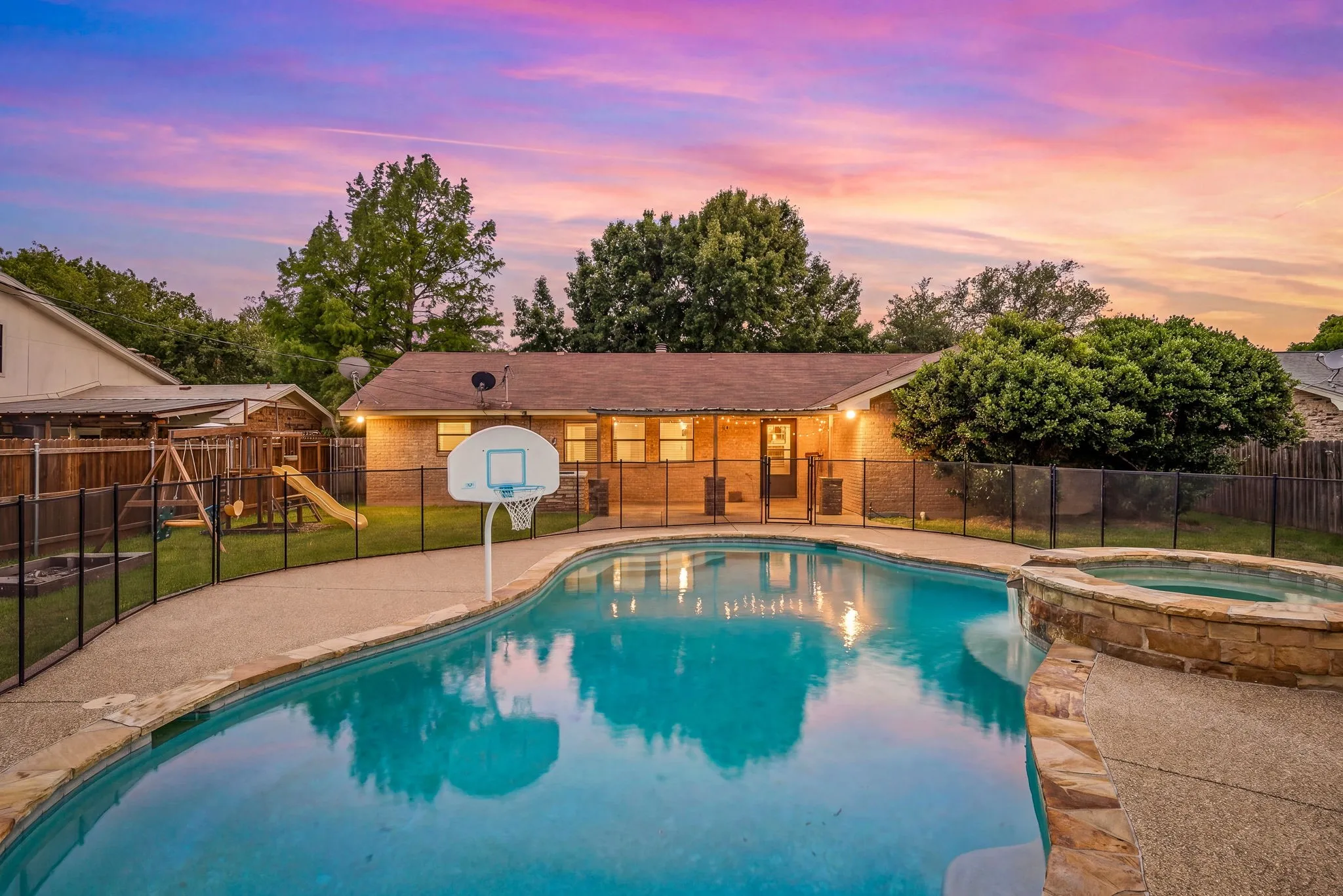 Single Family Residence For Sale in Erath County , 1407 Inglewood Drive, Stephenville, Texas 76401, 3 Bedroom, 2 Bathroom, 2 Garage spaces, 1,635 Sqft, built in 1985, Preowned, mls#21050620, Real Estate Agent in Stephenville, Homes For Sale in Erath county, Homes For Sale in Stephenville, Realtor in Stephenville Texas, Real Estate Brokerage Independent Realty Texas, Luminita Cordes Realtor