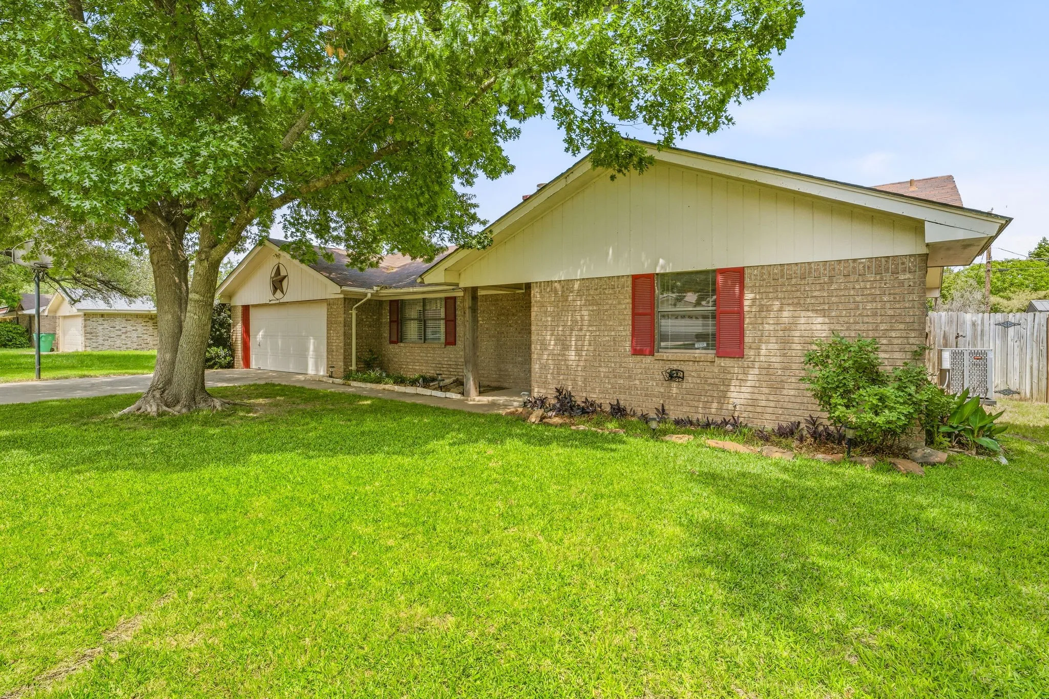 Single Family Residence For Sale in Erath County , 1407 Inglewood Drive, Stephenville, Texas 76401, 3 Bedroom, 2 Bathroom, 2 Garage spaces, 1,635 Sqft, built in 1985, Preowned, mls#21050620, Real Estate Agent in Stephenville, Homes For Sale in Erath county, Homes For Sale in Stephenville, Realtor in Stephenville Texas, Real Estate Brokerage Independent Realty Texas, Luminita Cordes Realtor