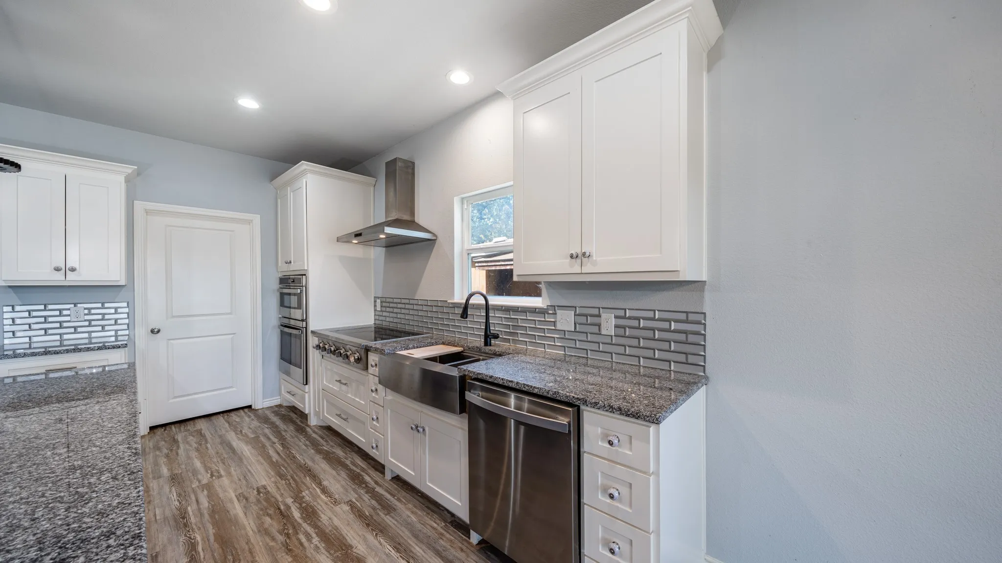 Plenty of Lower Drawer Space instead of waisted cabinet space in Kitchen