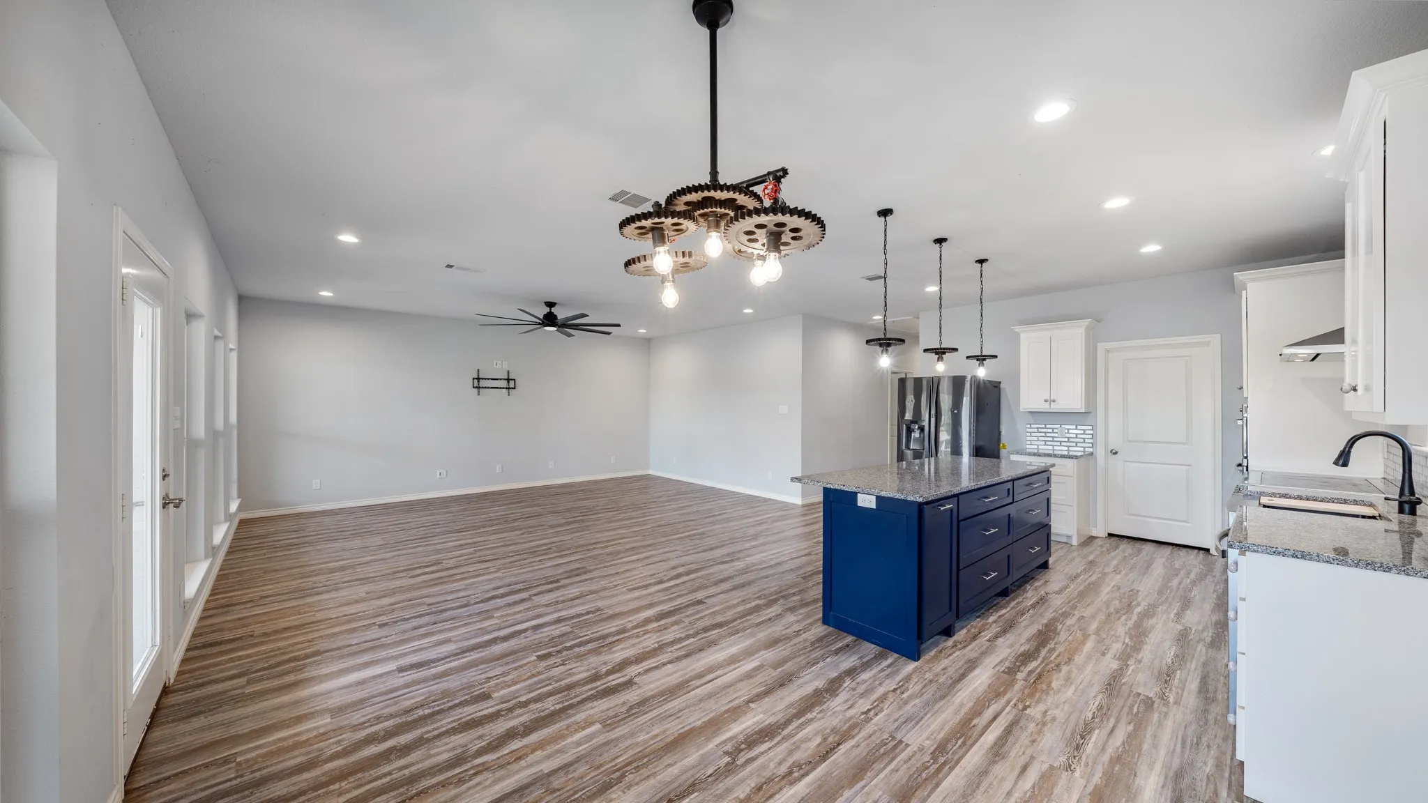 Huge Open Floor Plan with Plenty of Lower Drawer Space instead of waisted cabinet space in Kitchen Island