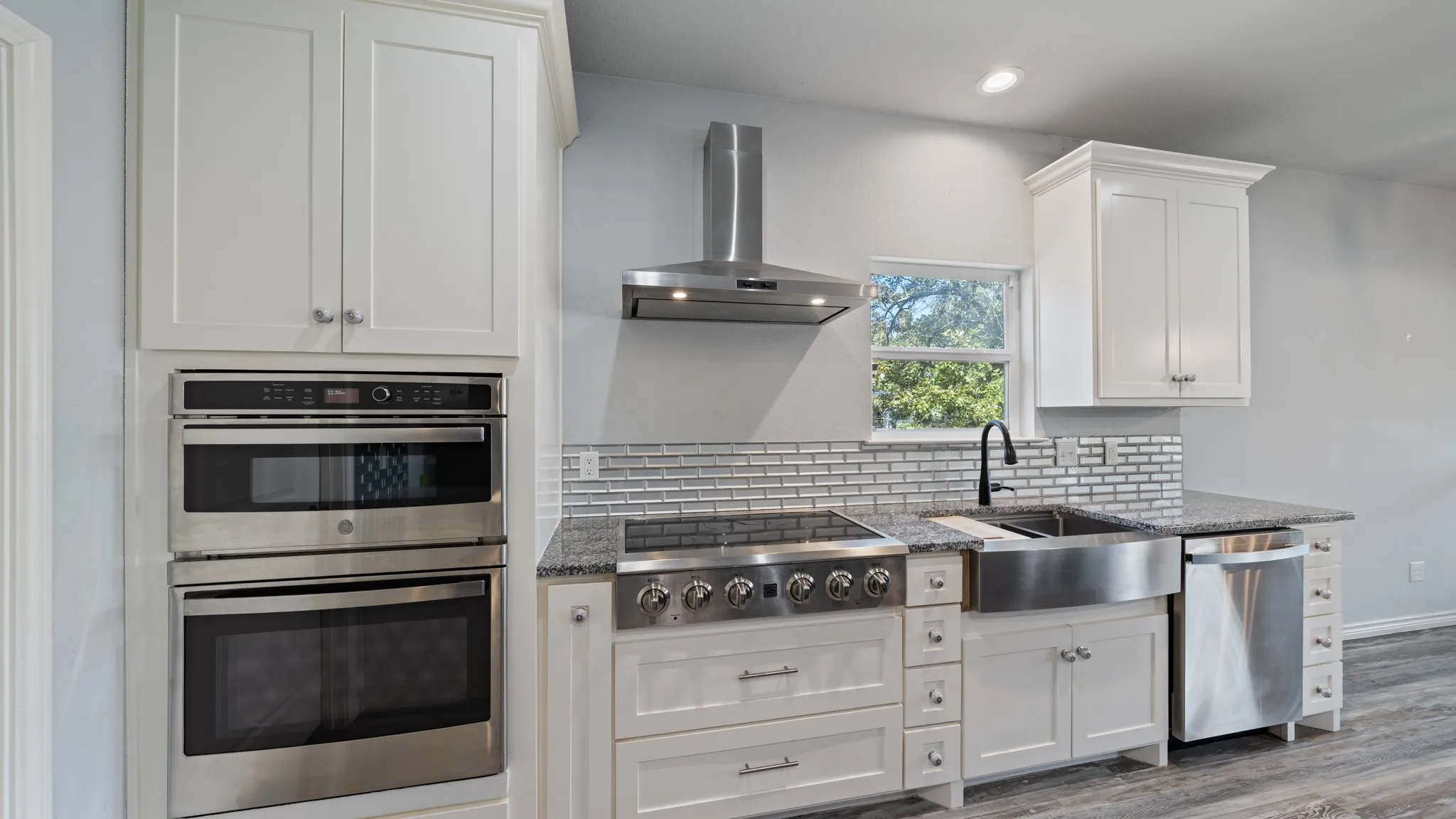 Premium Stainless Steel Appliances includes the Double Oven, Cook Top, Venta Hood, Garden Sink, and Dishwasher