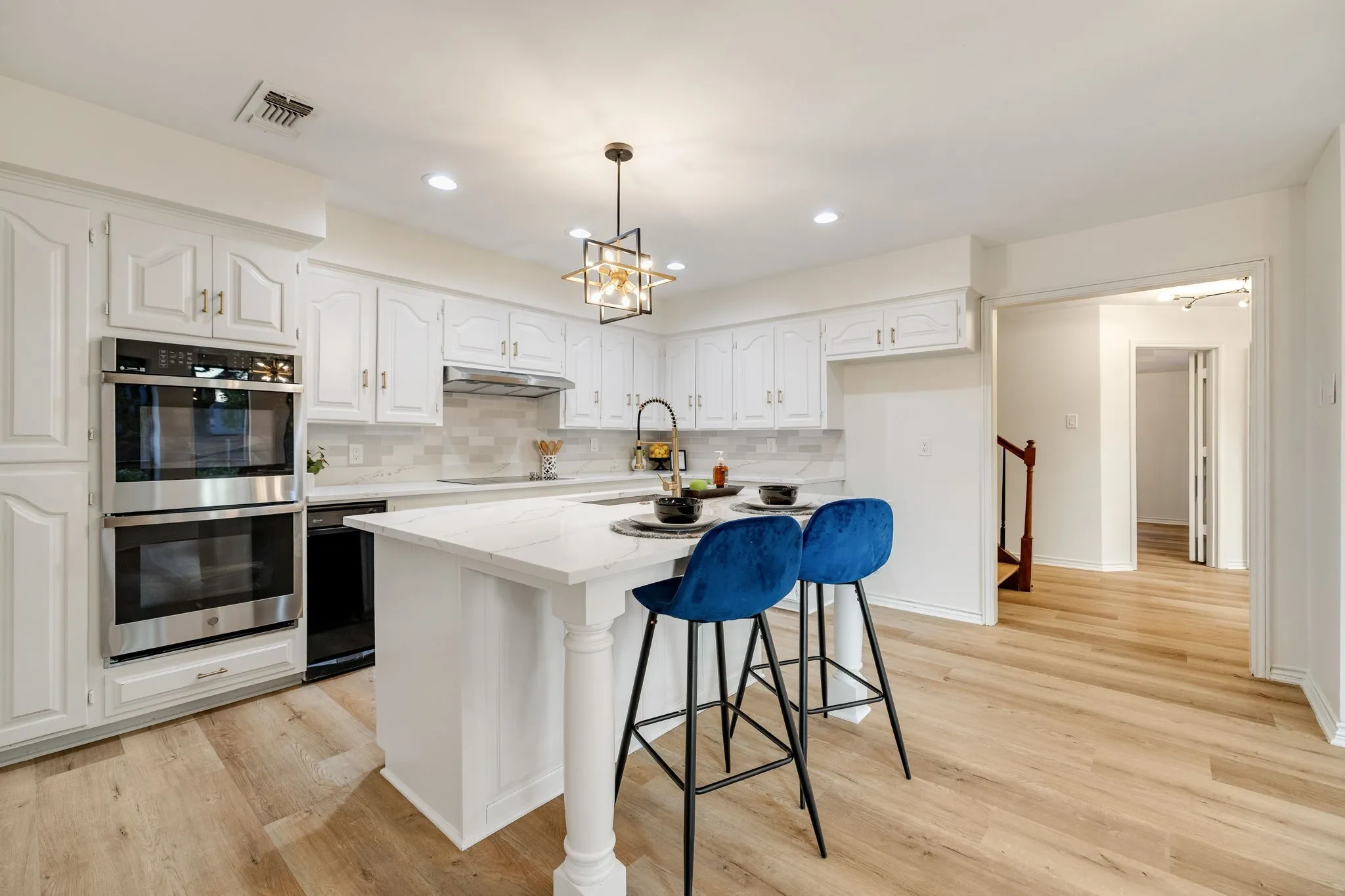 Single Family Residence For Sale in Dallas County , 2901 Warren Circle, Irving, Texas 75062, 4 Bedroom, 3 Bathroom, 2 Garage spaces, 2,842 Sqft, built in 1973, Preowned, mls#21052434, Real Estate Agent in Irving, Homes For Sale in Dallas county, Homes For Sale in Irving, Realtor in Irving Texas, Real Estate Brokerage Independent Realty Texas, Luminita Cordes Realtor