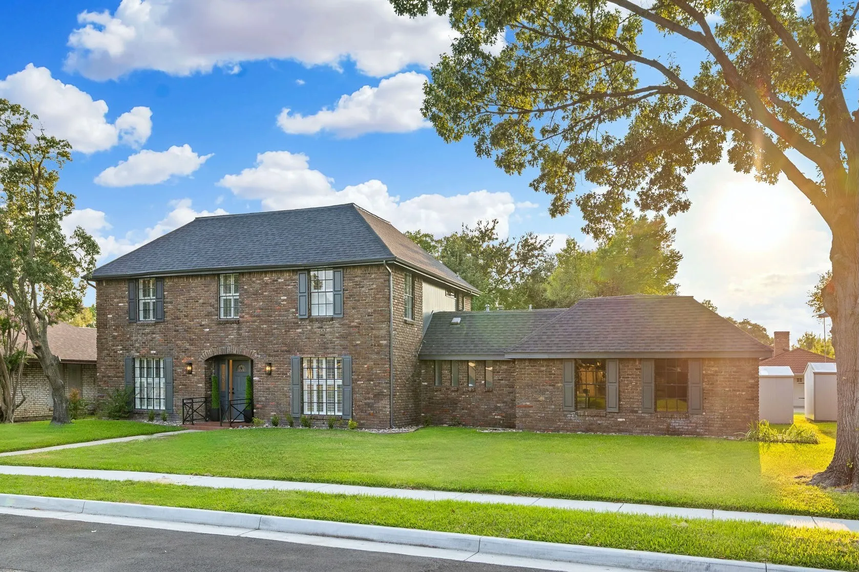 Single Family Residence For Sale in Dallas County , 2901 Warren Circle, Irving, Texas 75062, 4 Bedroom, 3 Bathroom, 2 Garage spaces, 2,842 Sqft, built in 1973, Preowned, mls#21052434, Real Estate Agent in Irving, Homes For Sale in Dallas county, Homes For Sale in Irving, Realtor in Irving Texas, Real Estate Brokerage Independent Realty Texas, Luminita Cordes Realtor