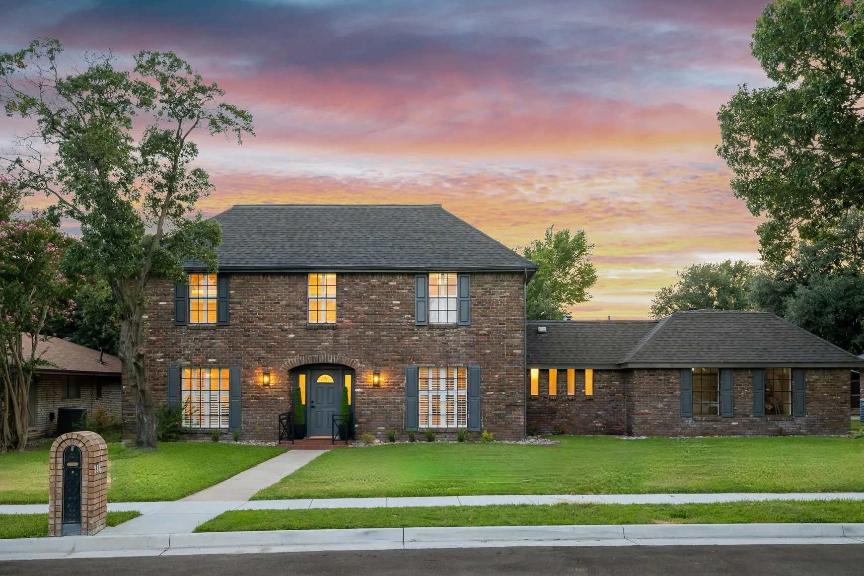 Single Family Residence For Sale in Dallas County , 2901 Warren Circle, Irving, Texas 75062, 4 Bedroom, 3 Bathroom, 2 Garage spaces, 2,842 Sqft, built in 1973, Preowned, mls#21052434, Real Estate Agent in Irving, Homes For Sale in Dallas county, Homes For Sale in Irving, Realtor in Irving Texas, Real Estate Brokerage Independent Realty Texas, Luminita Cordes Realtor
