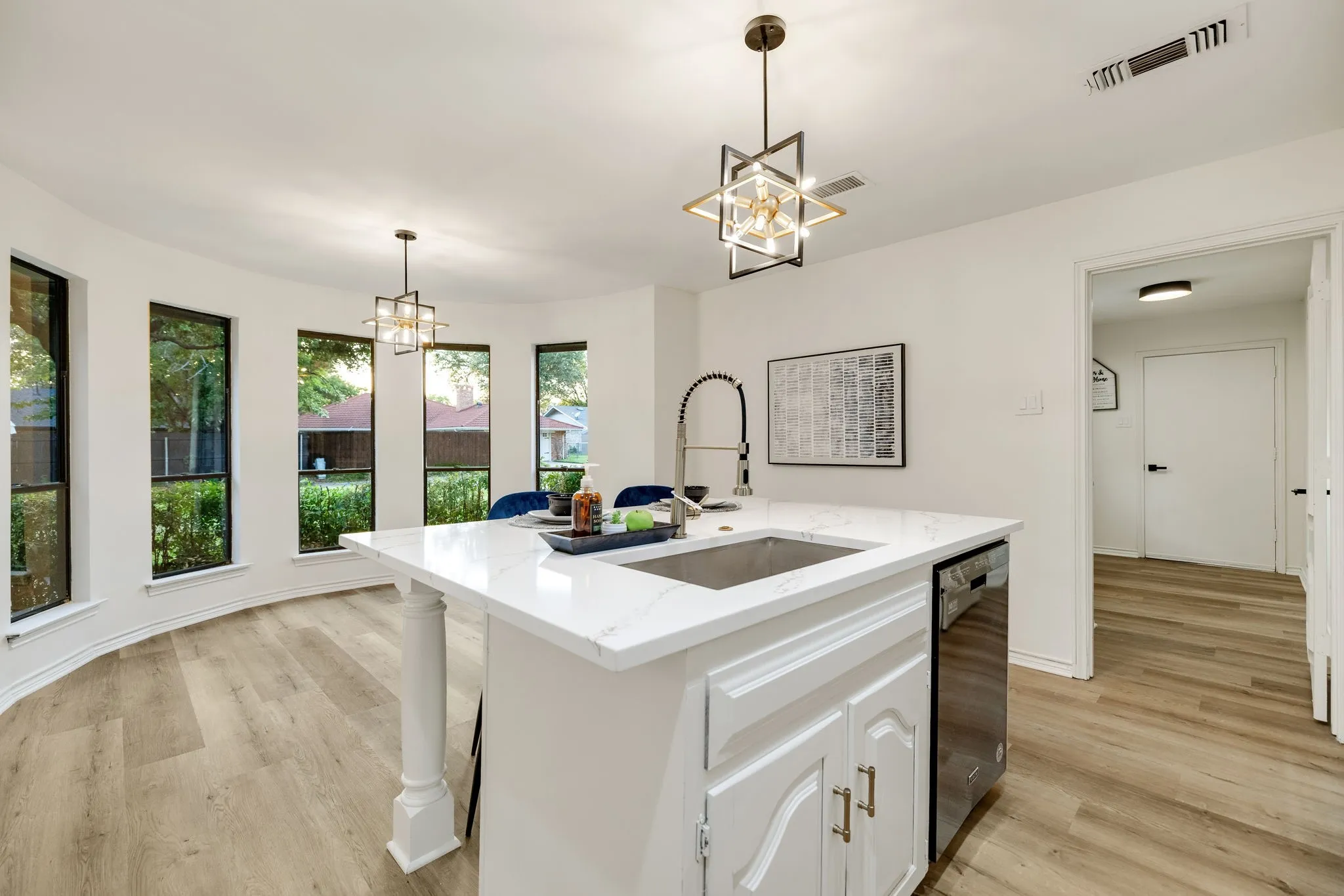 Single Family Residence For Sale in Dallas County , 2901 Warren Circle, Irving, Texas 75062, 4 Bedroom, 3 Bathroom, 2 Garage spaces, 2,842 Sqft, built in 1973, Preowned, mls#21052434, Real Estate Agent in Irving, Homes For Sale in Dallas county, Homes For Sale in Irving, Realtor in Irving Texas, Real Estate Brokerage Independent Realty Texas, Luminita Cordes Realtor