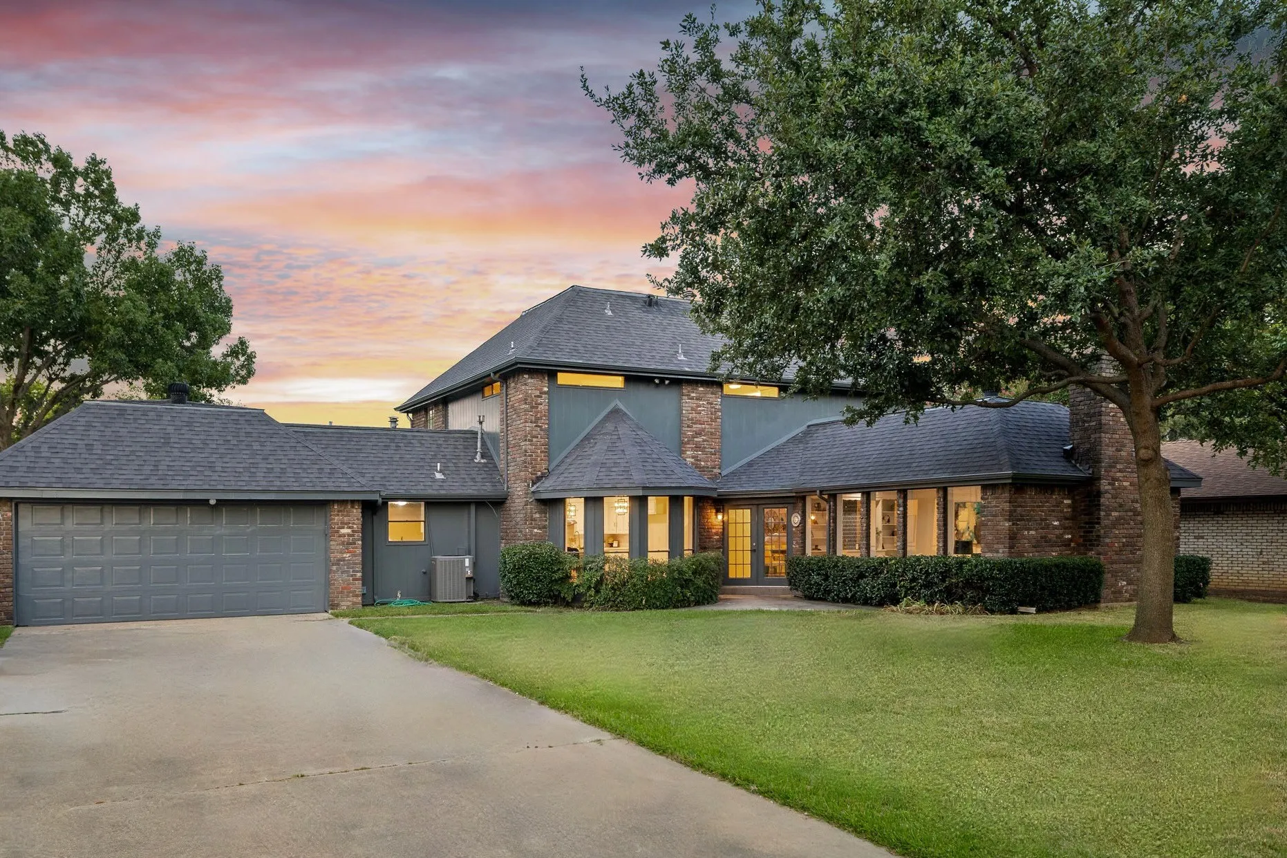 Single Family Residence For Sale in Dallas County , 2901 Warren Circle, Irving, Texas 75062, 4 Bedroom, 3 Bathroom, 2 Garage spaces, 2,842 Sqft, built in 1973, Preowned, mls#21052434, Real Estate Agent in Irving, Homes For Sale in Dallas county, Homes For Sale in Irving, Realtor in Irving Texas, Real Estate Brokerage Independent Realty Texas, Luminita Cordes Realtor