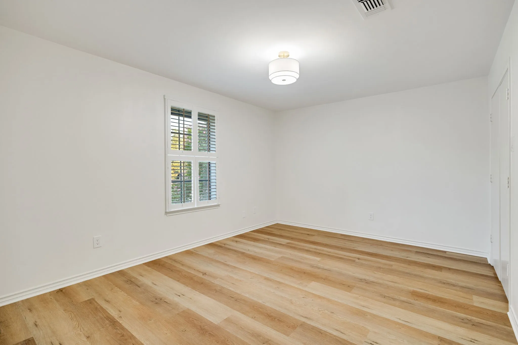 Single Family Residence For Sale in Dallas County , 2901 Warren Circle, Irving, Texas 75062, 4 Bedroom, 3 Bathroom, 2 Garage spaces, 2,842 Sqft, built in 1973, Preowned, mls#21052434, Real Estate Agent in Irving, Homes For Sale in Dallas county, Homes For Sale in Irving, Realtor in Irving Texas, Real Estate Brokerage Independent Realty Texas, Luminita Cordes Realtor
