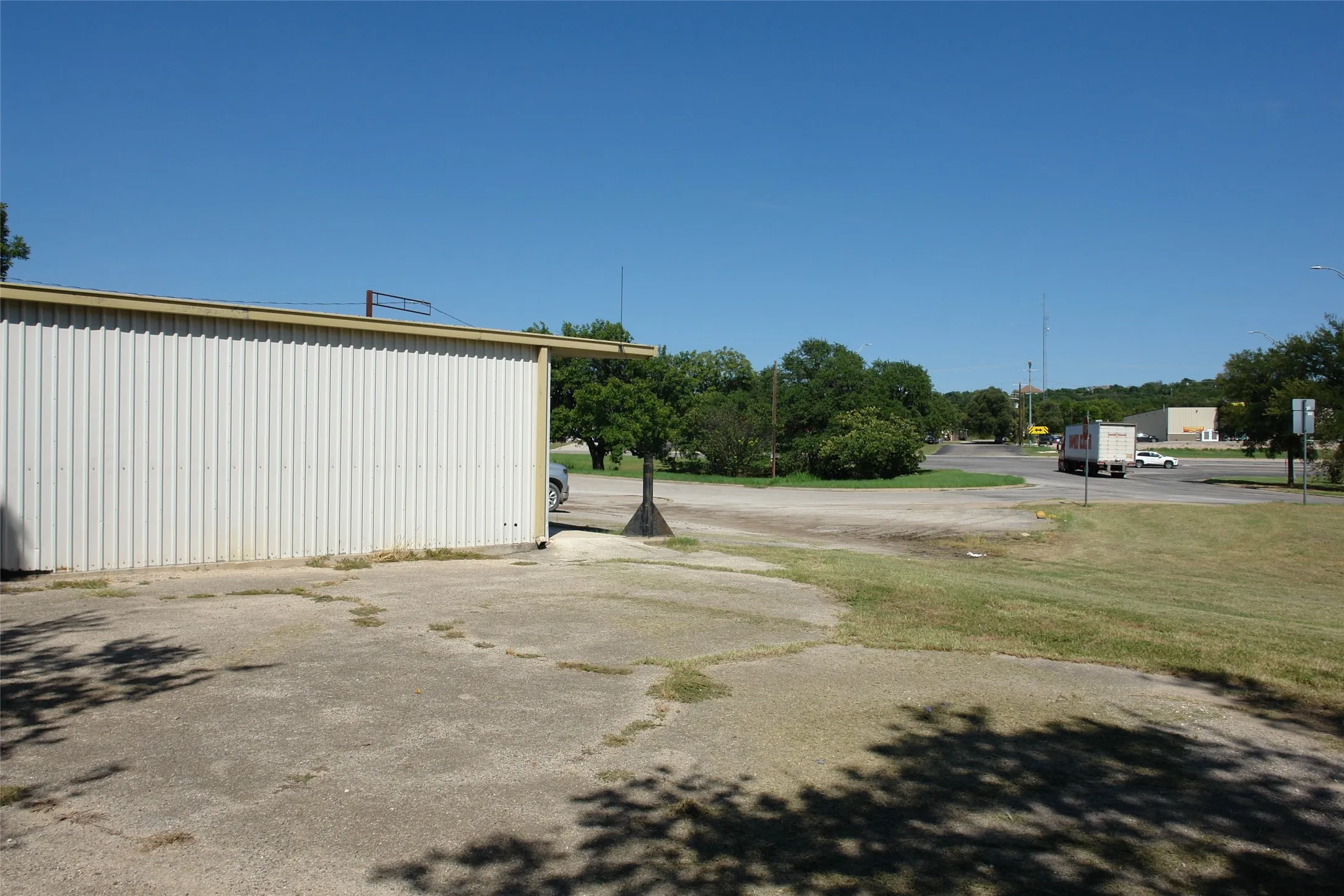 View of yard with a pole building and an outbuilding