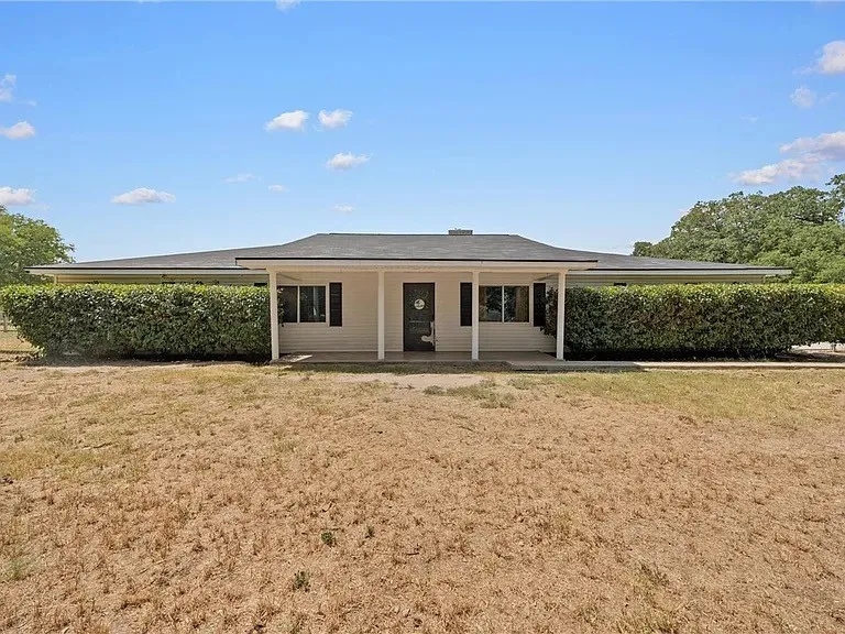 Single Family Residence For Sale in Mc Lennan County , 521 Wood, Axtell, Texas 76624, 4 Bedroom, 2 Bathroom, 8 Garage spaces, 1,660 Sqft, built in 1974, mls#21052837, Real Estate Agent in Axtell, Homes For Sale in Mc Lennan county, Homes For Sale in Axtell, Realtor in Axtell Texas, Real Estate Brokerage Independent Realty Texas, Luminita Cordes Realtor