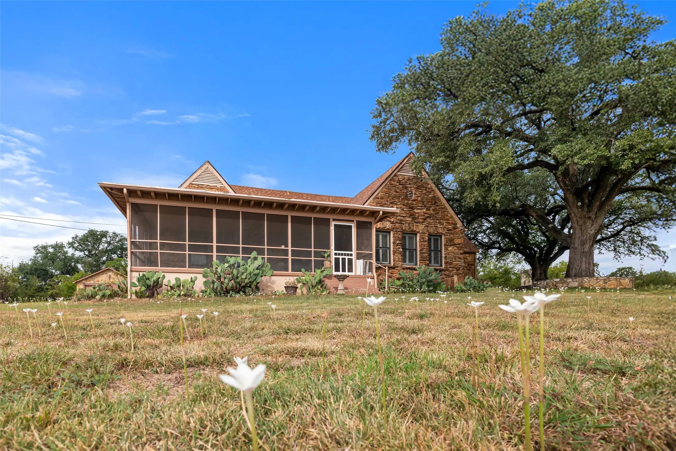 Single Family Residence For Sale in Somervell County , 1803 N Highway 144, Glen Rose, Texas 76043, 3 Bedroom, 3 Bathroom, 1 Garage spaces, 2,331 Sqft, built in 1929, mls#21053308, Real Estate Agent in Glen Rose, Homes For Sale in Somervell county, Homes For Sale in Glen Rose, Realtor in Glen Rose Texas, Real Estate Brokerage Independent Realty Texas, Luminita Cordes Realtor