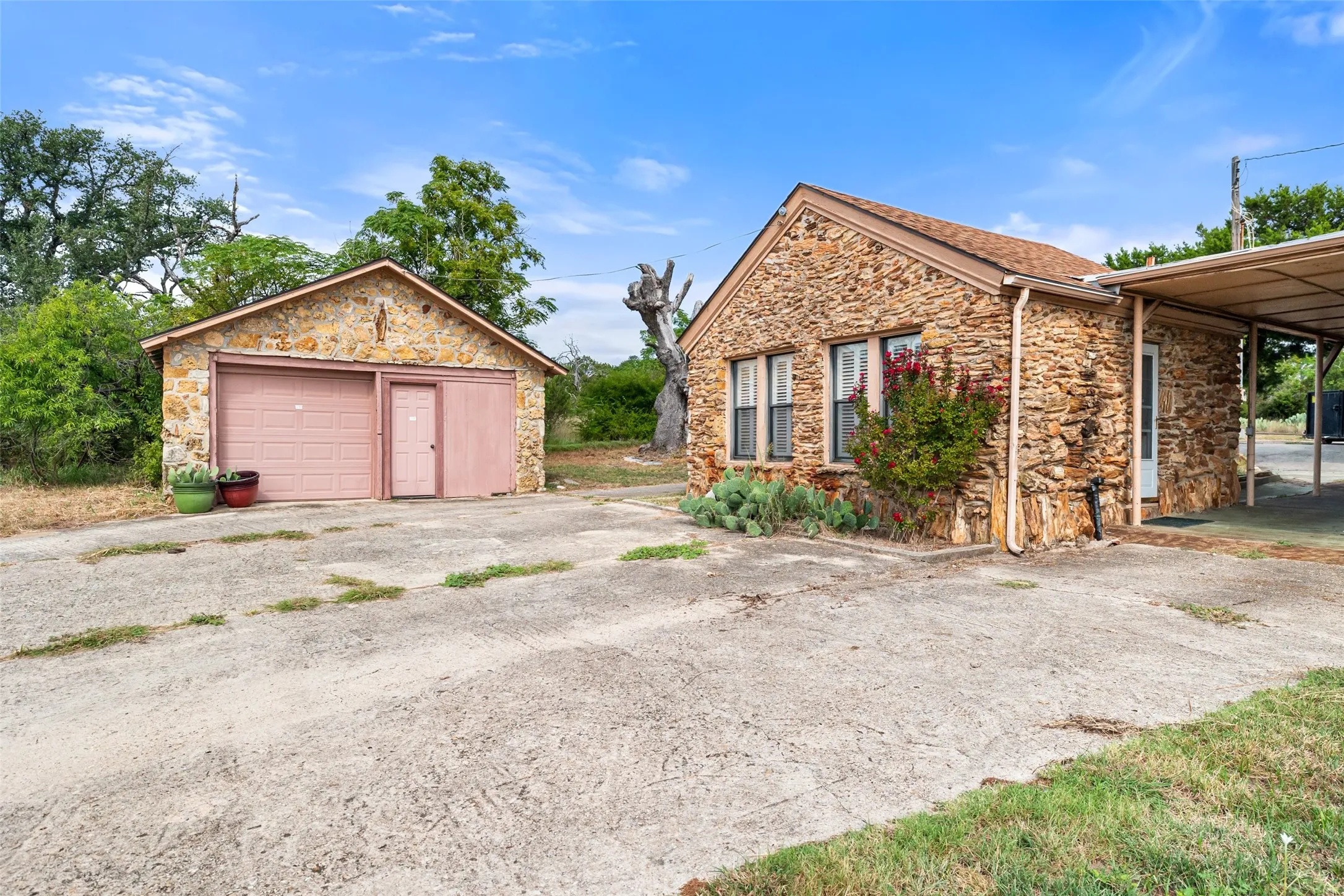 Single Family Residence For Sale in Somervell County , 1803 N Highway 144, Glen Rose, Texas 76043, 3 Bedroom, 3 Bathroom, 1 Garage spaces, 2,331 Sqft, built in 1929, mls#21053308, Real Estate Agent in Glen Rose, Homes For Sale in Somervell county, Homes For Sale in Glen Rose, Realtor in Glen Rose Texas, Real Estate Brokerage Independent Realty Texas, Luminita Cordes Realtor