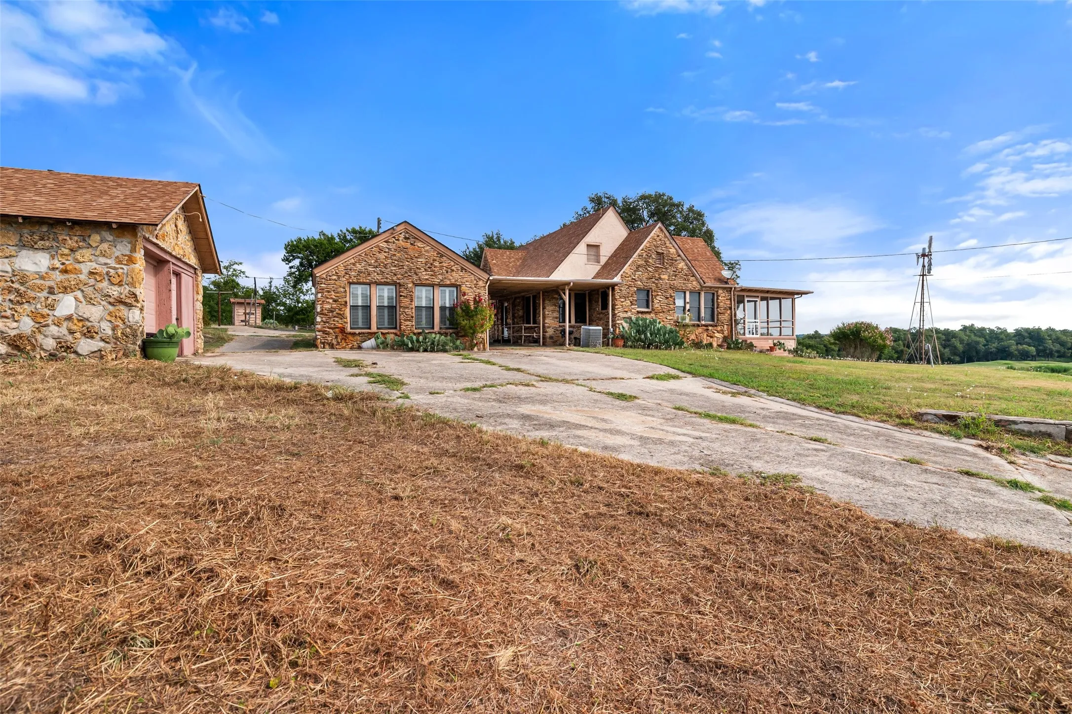 Single Family Residence For Sale in Somervell County , 1803 N Highway 144, Glen Rose, Texas 76043, 3 Bedroom, 3 Bathroom, 1 Garage spaces, 2,331 Sqft, built in 1929, mls#21053308, Real Estate Agent in Glen Rose, Homes For Sale in Somervell county, Homes For Sale in Glen Rose, Realtor in Glen Rose Texas, Real Estate Brokerage Independent Realty Texas, Luminita Cordes Realtor
