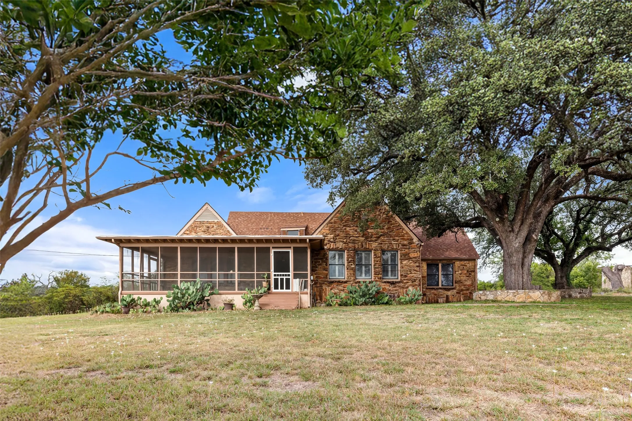 Single Family Residence For Sale in Somervell County , 1803 N Highway 144, Glen Rose, Texas 76043, 3 Bedroom, 3 Bathroom, 1 Garage spaces, 2,331 Sqft, built in 1929, mls#21053308, Real Estate Agent in Glen Rose, Homes For Sale in Somervell county, Homes For Sale in Glen Rose, Realtor in Glen Rose Texas, Real Estate Brokerage Independent Realty Texas, Luminita Cordes Realtor