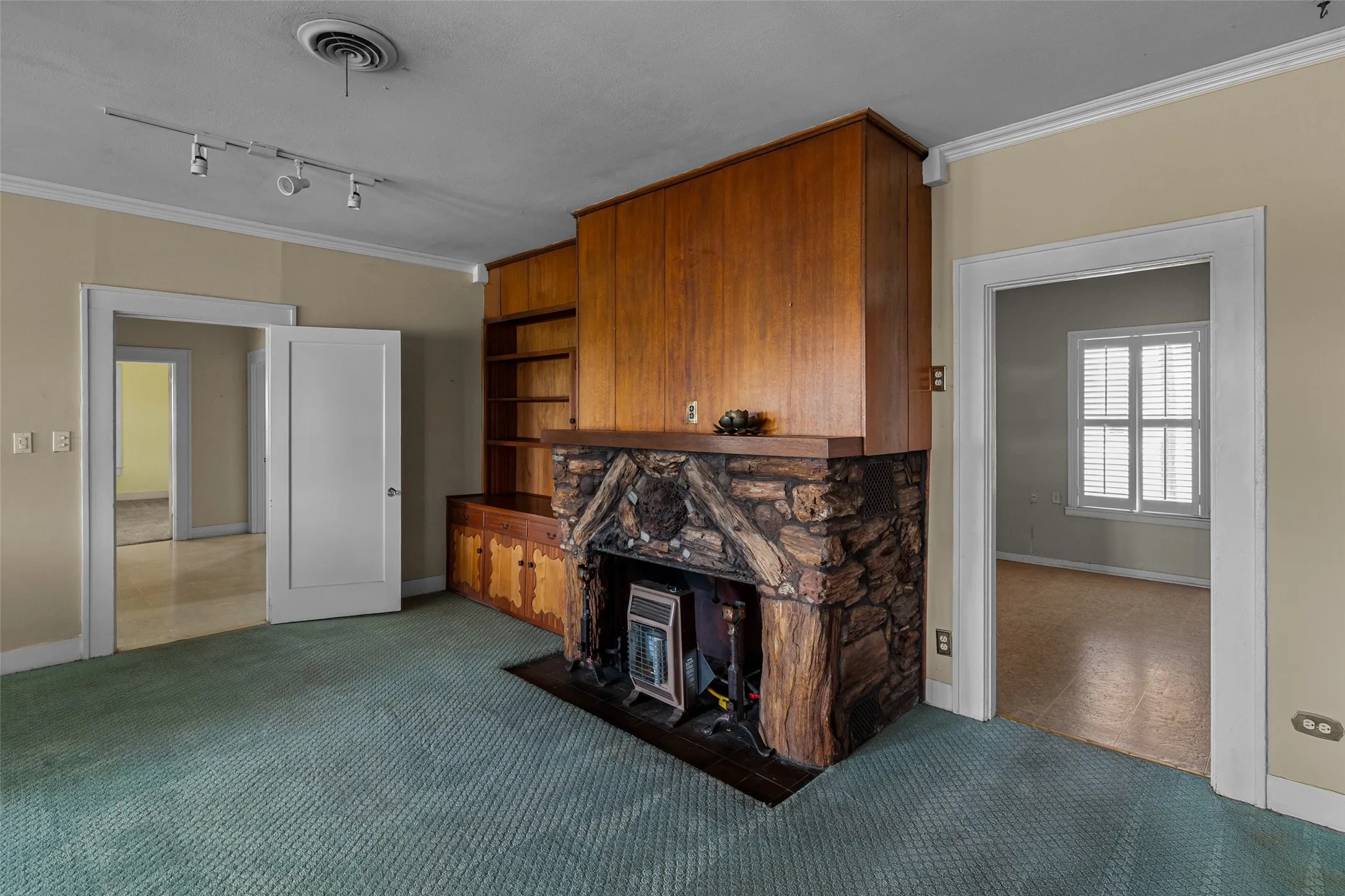 Single Family Residence For Sale in Somervell County , 1803 N Highway 144, Glen Rose, Texas 76043, 3 Bedroom, 3 Bathroom, 1 Garage spaces, 2,331 Sqft, built in 1929, mls#21053308, Real Estate Agent in Glen Rose, Homes For Sale in Somervell county, Homes For Sale in Glen Rose, Realtor in Glen Rose Texas, Real Estate Brokerage Independent Realty Texas, Luminita Cordes Realtor