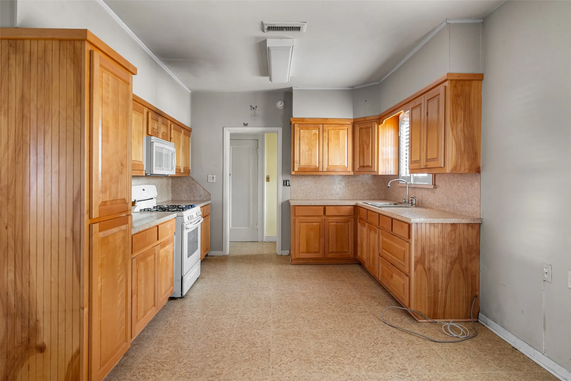 Single Family Residence For Sale in Somervell County , 1803 N Highway 144, Glen Rose, Texas 76043, 3 Bedroom, 3 Bathroom, 1 Garage spaces, 2,331 Sqft, built in 1929, mls#21053308, Real Estate Agent in Glen Rose, Homes For Sale in Somervell county, Homes For Sale in Glen Rose, Realtor in Glen Rose Texas, Real Estate Brokerage Independent Realty Texas, Luminita Cordes Realtor