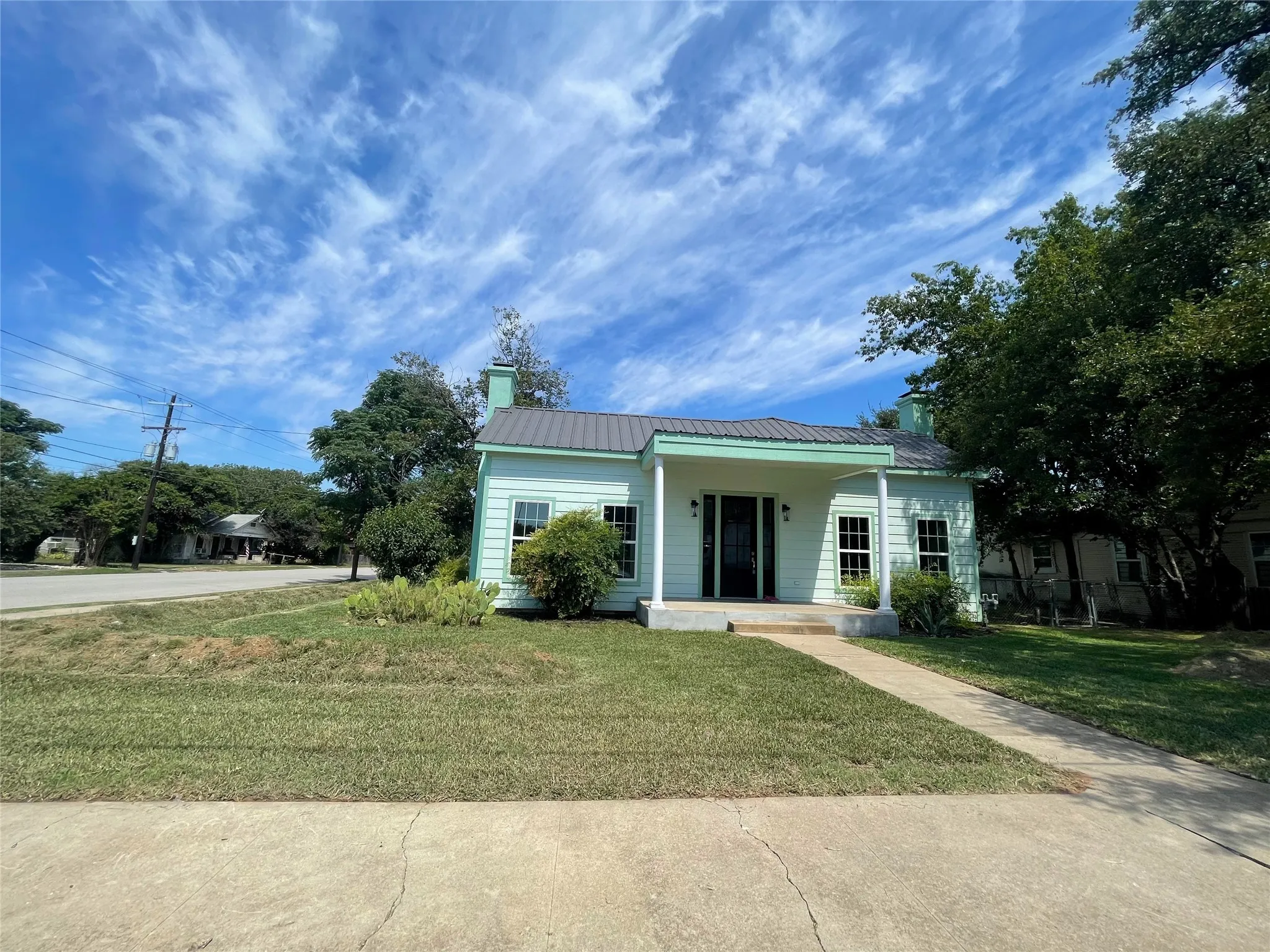 Single Family Residence For Sale in Lampasas County , 201 E 6th Street, Lampasas, Texas 76550, 3 Bedroom, 1 Bathroom, Garage spaces, 1,521 Sqft, built in 1940, Preowned, mls#21053917, Real Estate Agent in Lampasas, Homes For Sale in Lampasas county, Homes For Sale in Lampasas, Realtor in Lampasas Texas, Real Estate Brokerage Independent Realty Texas, Luminita Cordes Realtor