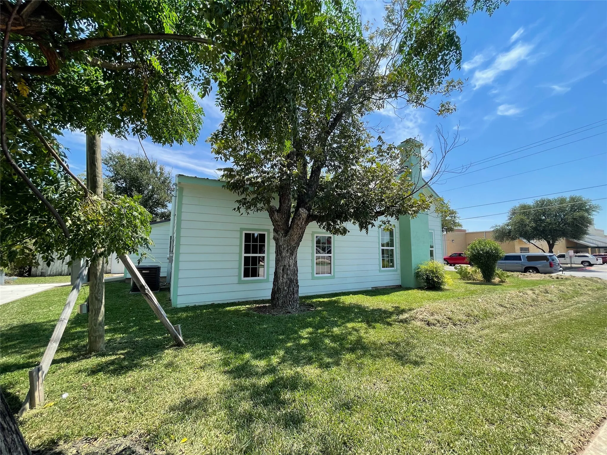 Single Family Residence For Sale in Lampasas County , 201 E 6th Street, Lampasas, Texas 76550, 3 Bedroom, 1 Bathroom, Garage spaces, 1,521 Sqft, built in 1940, Preowned, mls#21053917, Real Estate Agent in Lampasas, Homes For Sale in Lampasas county, Homes For Sale in Lampasas, Realtor in Lampasas Texas, Real Estate Brokerage Independent Realty Texas, Luminita Cordes Realtor