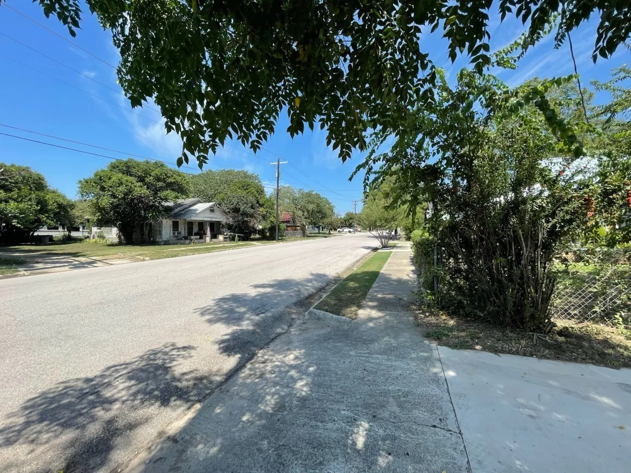 property is on the corner of 6th and Chestnut St.