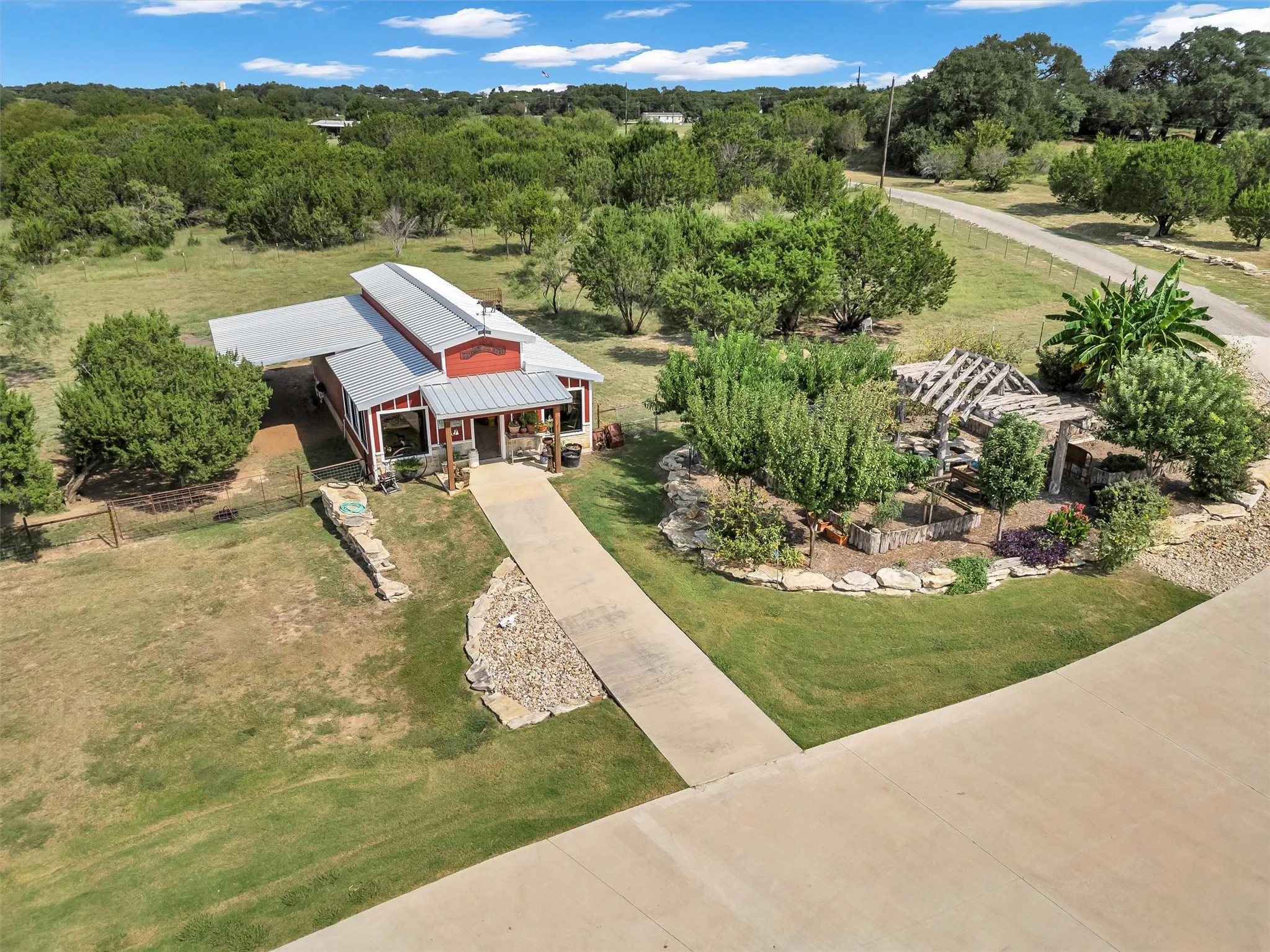 Farm For Sale in Hood County , 1000 Billings Road, Tolar, Texas 76476, 4 Bedrooms, 4 Bathrooms, 3 Garage spaces, 3,842 Sqft, built in 2018, Preowned, Price $2,550,000, mls#21054651, Real Estate Agent in Tolar, Homes For Sale in Hood county, Homes For Sale in Tolar, Realtor in Tolar Texas, Real Estate Brokerage Independent Realty Texas, Luminita Cordes Realtor