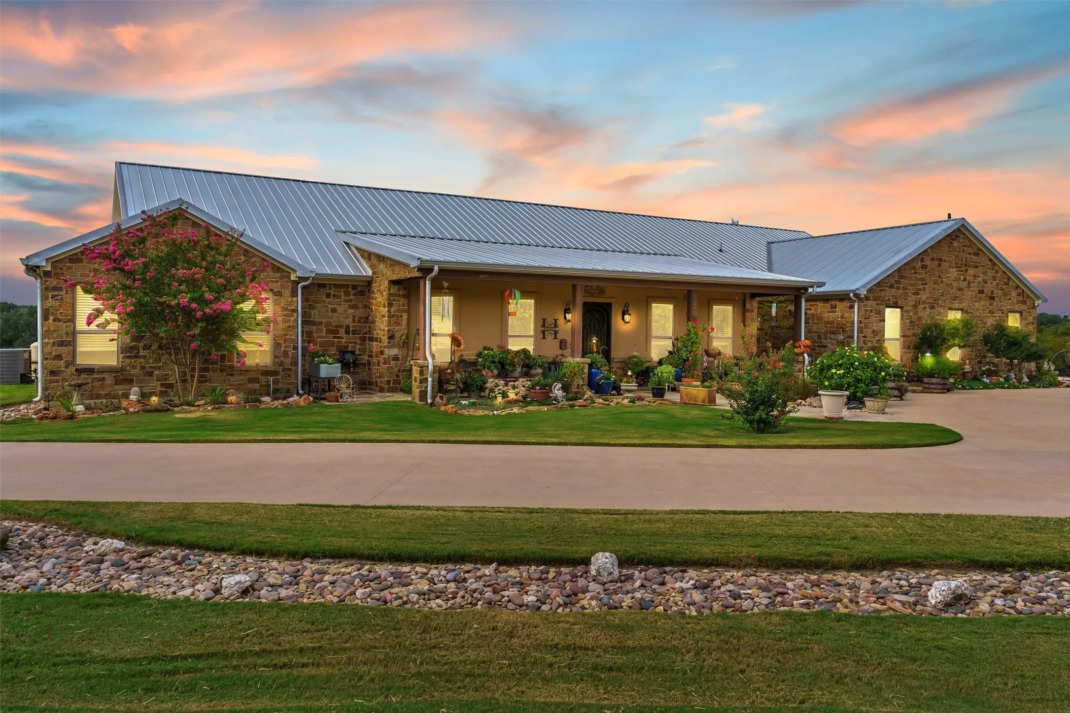 Farm For Sale in Hood County , 1000 Billings Road, Tolar, Texas 76476, 4 Bedrooms, 4 Bathrooms, 3 Garage spaces, 3,842 Sqft, built in 2018, Preowned, Price $2,550,000, mls#21054651, Real Estate Agent in Tolar, Homes For Sale in Hood county, Homes For Sale in Tolar, Realtor in Tolar Texas, Real Estate Brokerage Independent Realty Texas, Luminita Cordes Realtor