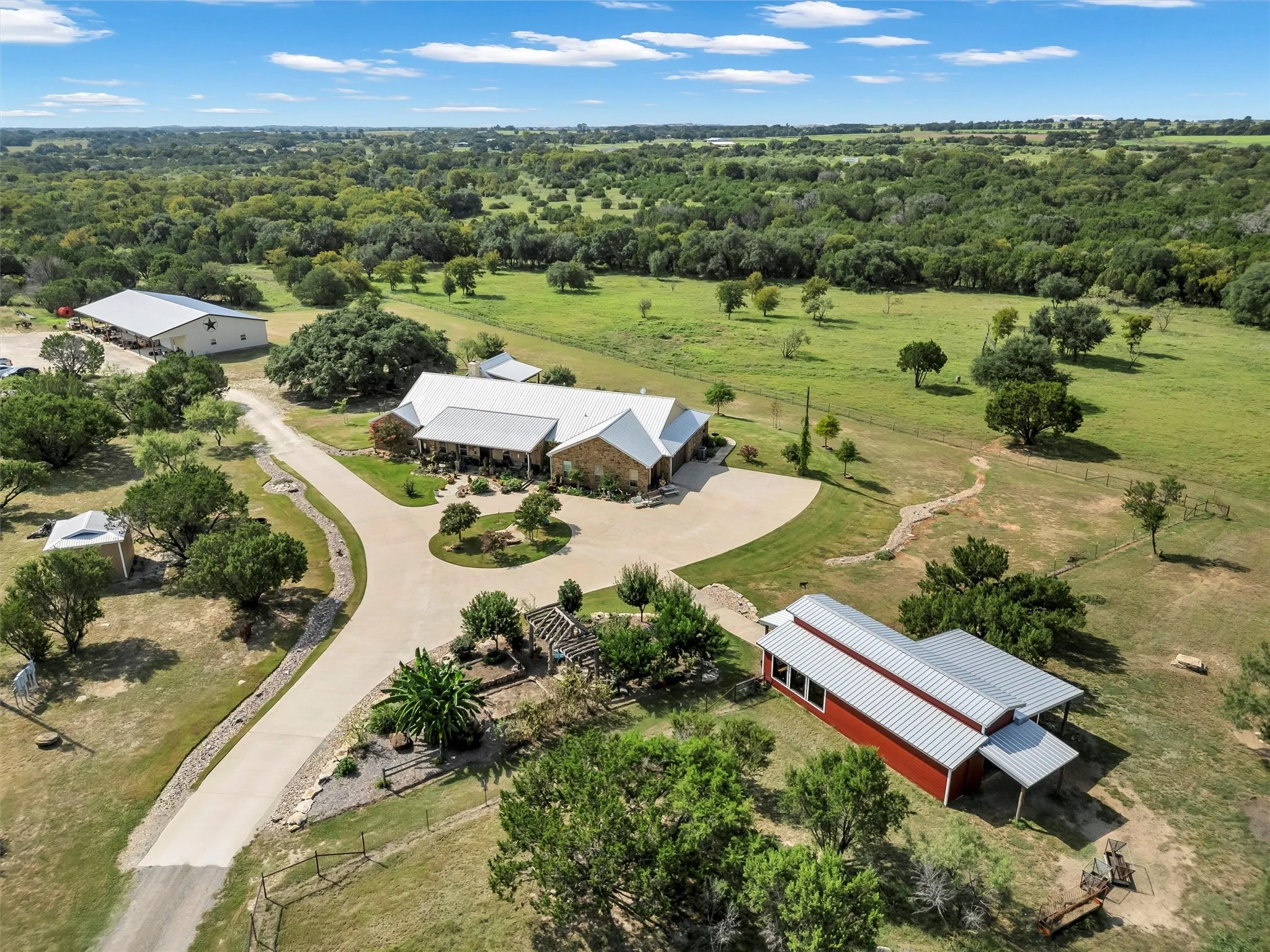 Farm For Sale in Hood County , 1000 Billings Road, Tolar, Texas 76476, 4 Bedrooms, 4 Bathrooms, 3 Garage spaces, 3,842 Sqft, built in 2018, Preowned, Price $2,550,000, mls#21054651, Real Estate Agent in Tolar, Homes For Sale in Hood county, Homes For Sale in Tolar, Realtor in Tolar Texas, Real Estate Brokerage Independent Realty Texas, Luminita Cordes Realtor