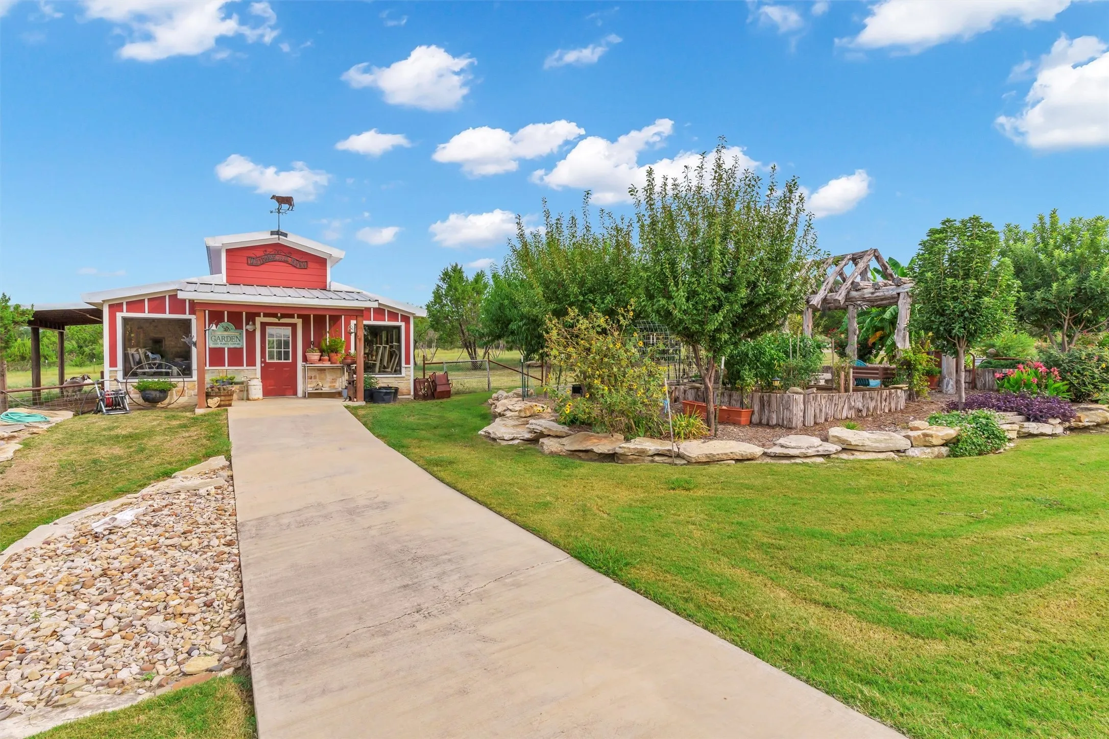 Farm For Sale in Hood County , 1000 Billings Road, Tolar, Texas 76476, 4 Bedrooms, 4 Bathrooms, 3 Garage spaces, 3,842 Sqft, built in 2018, Preowned, Price $2,550,000, mls#21054651, Real Estate Agent in Tolar, Homes For Sale in Hood county, Homes For Sale in Tolar, Realtor in Tolar Texas, Real Estate Brokerage Independent Realty Texas, Luminita Cordes Realtor