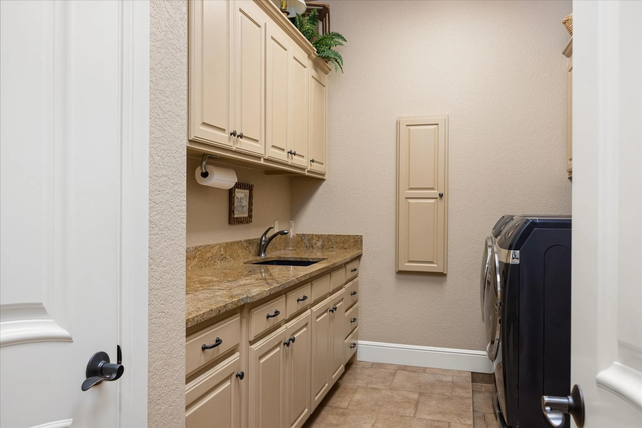 Single Family Residence For Sale in Hood County , 1206 E Baja Court, Granbury, Texas 76048, 5 Bedroom, 4 Bathroom, 3 Garage spaces, 4,628 Sqft, built in 2006, mls#21055163, Real Estate Agent in Granbury, Homes For Sale in Hood county, Homes For Sale in Granbury, Realtor in Granbury Texas, Real Estate Brokerage Independent Realty Texas, Luminita Cordes Realtor