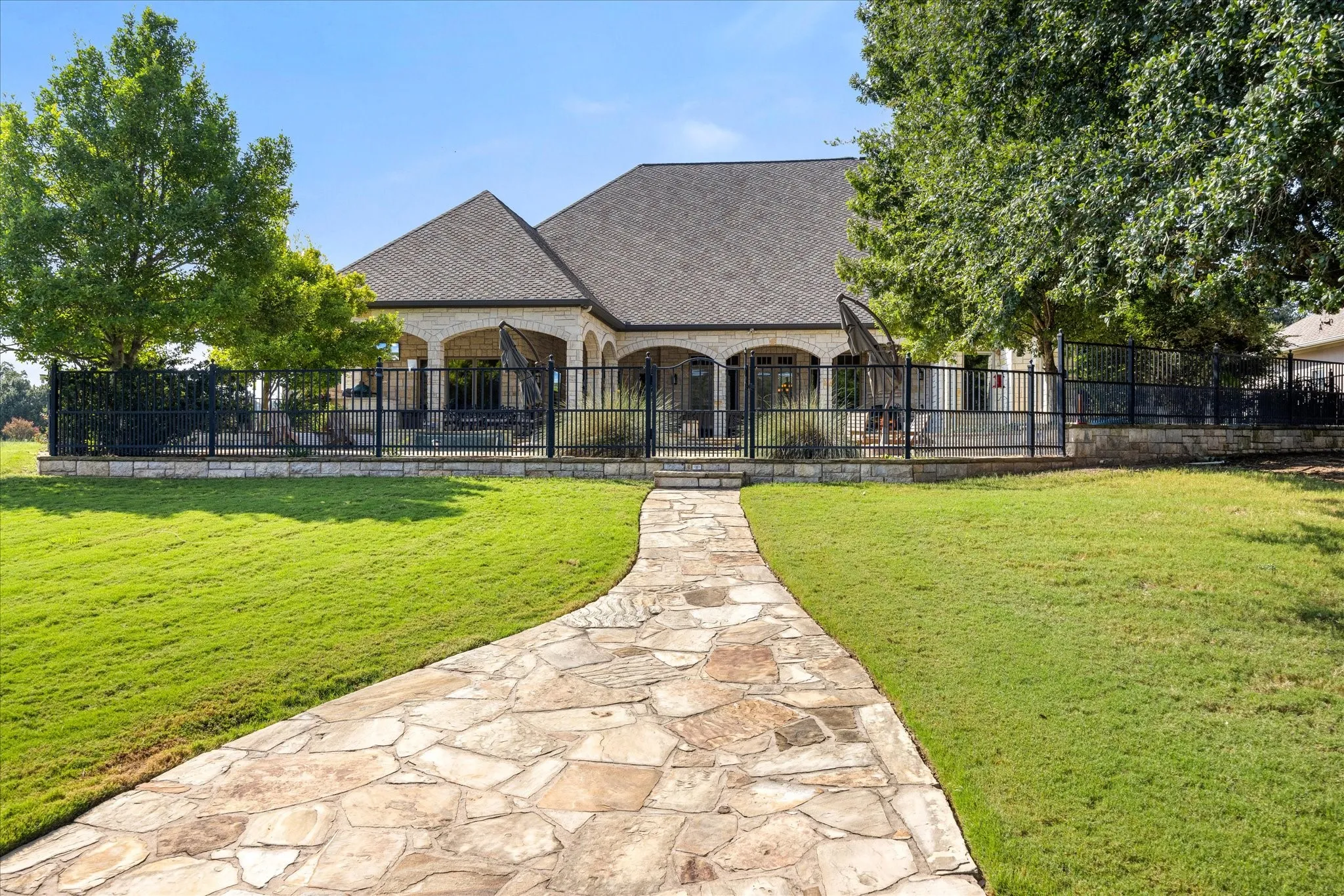 Single Family Residence For Sale in Hood County , 1206 E Baja Court, Granbury, Texas 76048, 5 Bedroom, 4 Bathroom, 3 Garage spaces, 4,628 Sqft, built in 2006, mls#21055163, Real Estate Agent in Granbury, Homes For Sale in Hood county, Homes For Sale in Granbury, Realtor in Granbury Texas, Real Estate Brokerage Independent Realty Texas, Luminita Cordes Realtor