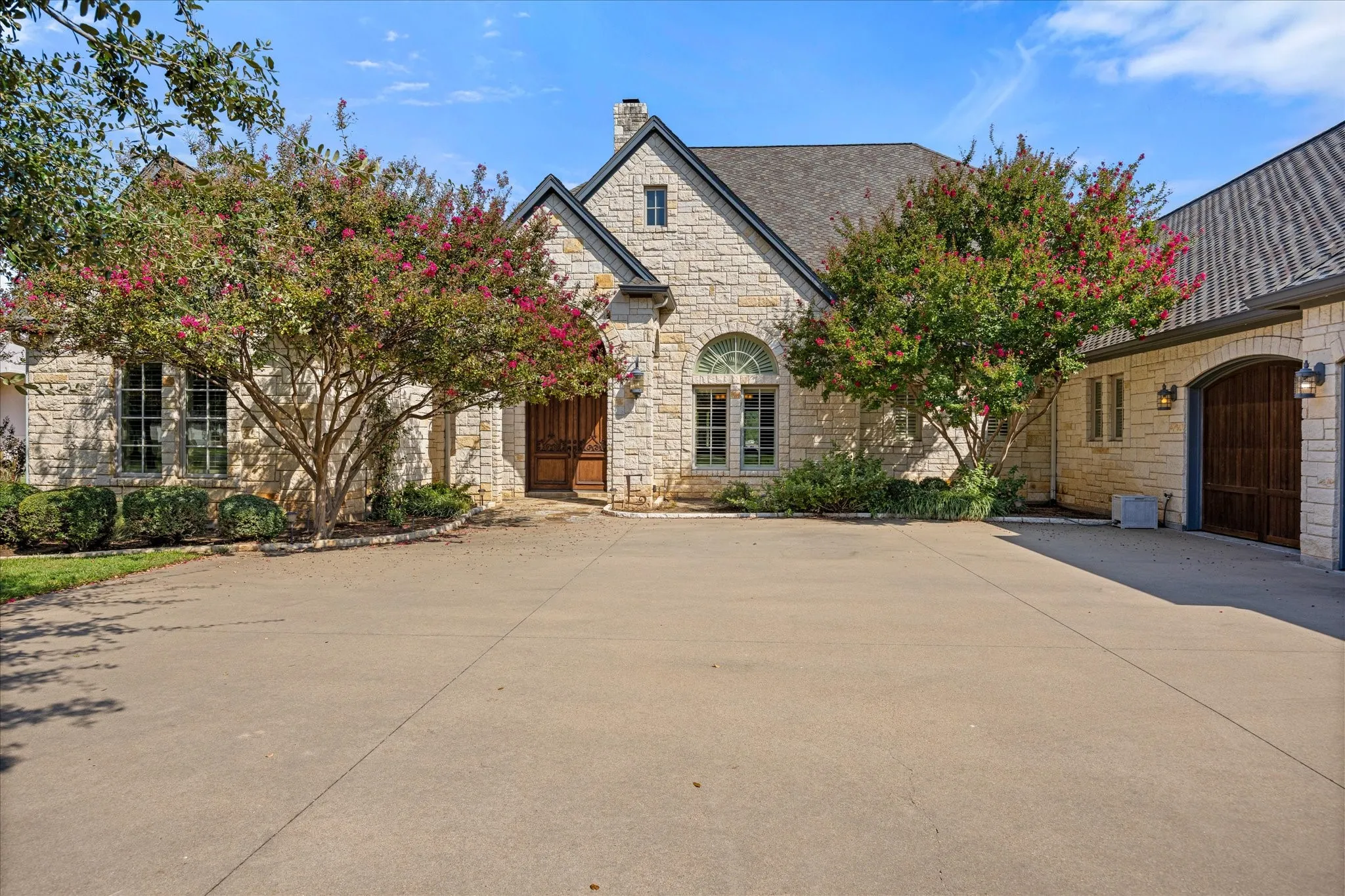 Single Family Residence For Sale in Hood County , 1206 E Baja Court, Granbury, Texas 76048, 5 Bedroom, 4 Bathroom, 3 Garage spaces, 4,628 Sqft, built in 2006, mls#21055163, Real Estate Agent in Granbury, Homes For Sale in Hood county, Homes For Sale in Granbury, Realtor in Granbury Texas, Real Estate Brokerage Independent Realty Texas, Luminita Cordes Realtor