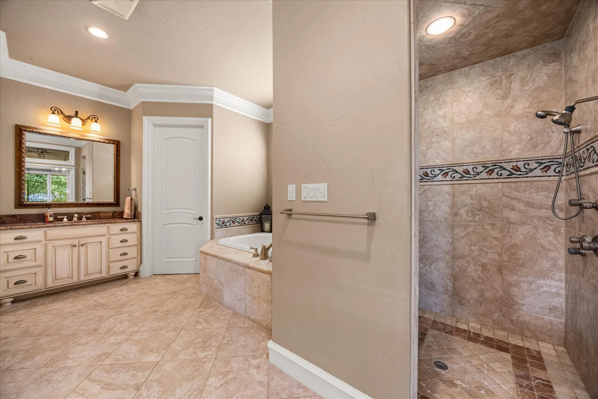 Single Family Residence For Sale in Hood County , 1206 E Baja Court, Granbury, Texas 76048, 5 Bedroom, 4 Bathroom, 3 Garage spaces, 4,628 Sqft, built in 2006, mls#21055163, Real Estate Agent in Granbury, Homes For Sale in Hood county, Homes For Sale in Granbury, Realtor in Granbury Texas, Real Estate Brokerage Independent Realty Texas, Luminita Cordes Realtor
