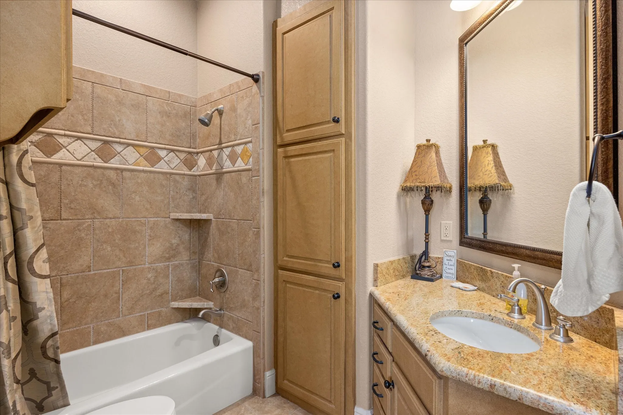 Single Family Residence For Sale in Hood County , 1206 E Baja Court, Granbury, Texas 76048, 5 Bedroom, 4 Bathroom, 3 Garage spaces, 4,628 Sqft, built in 2006, mls#21055163, Real Estate Agent in Granbury, Homes For Sale in Hood county, Homes For Sale in Granbury, Realtor in Granbury Texas, Real Estate Brokerage Independent Realty Texas, Luminita Cordes Realtor