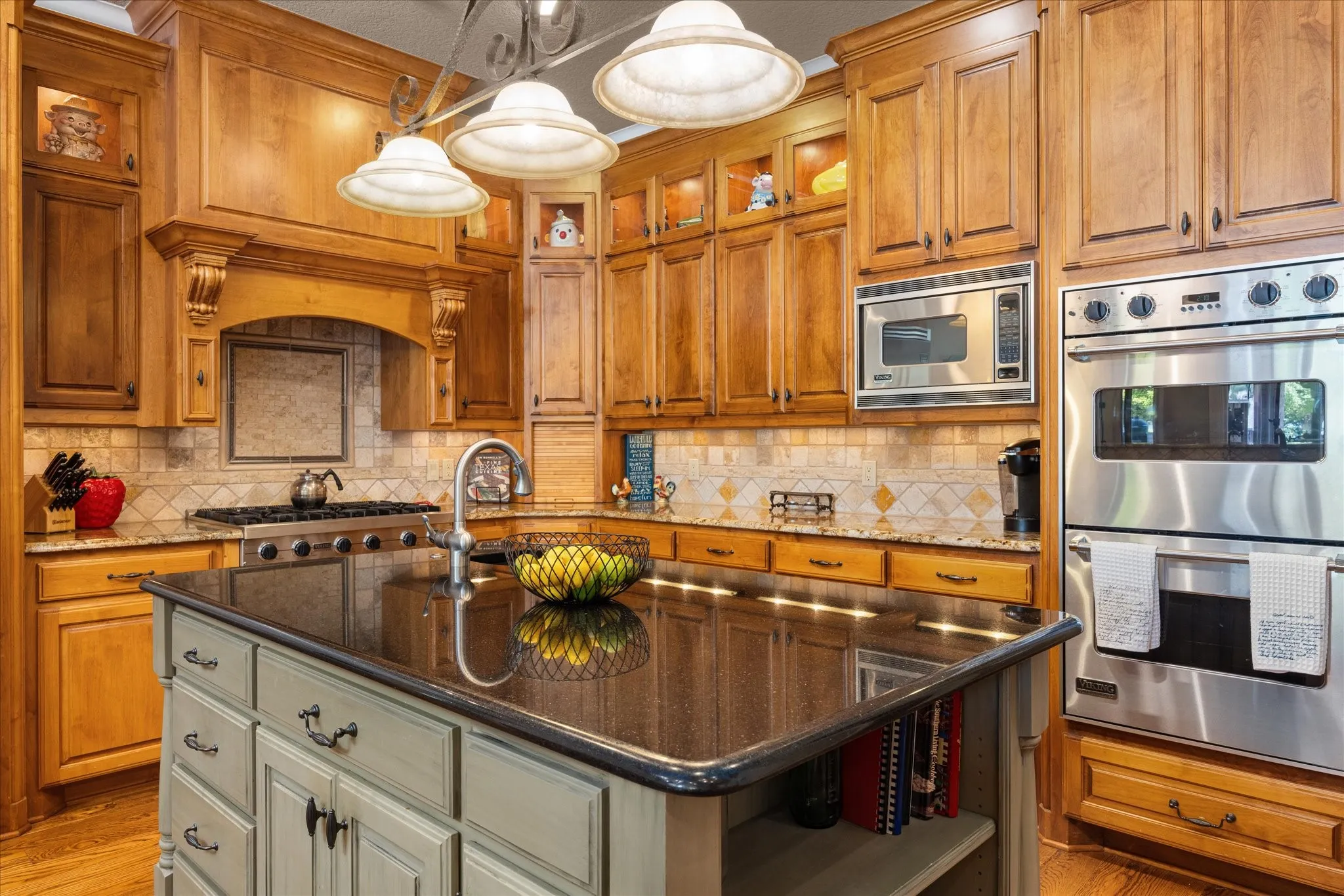 Single Family Residence For Sale in Hood County , 1206 E Baja Court, Granbury, Texas 76048, 5 Bedroom, 4 Bathroom, 3 Garage spaces, 4,628 Sqft, built in 2006, mls#21055163, Real Estate Agent in Granbury, Homes For Sale in Hood county, Homes For Sale in Granbury, Realtor in Granbury Texas, Real Estate Brokerage Independent Realty Texas, Luminita Cordes Realtor