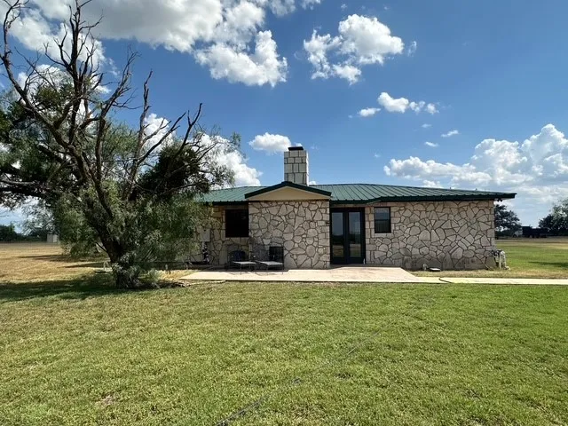 Farm For Sale in Sutton County , 1815 Ranch Road 2597, Sonora, Texas 76950, 2 Bedroom, 2 Bathroom, Garage spaces, 2,035 Sqft, built in 1996, Preowned, mls#21056255, Real Estate Agent in Sonora, Homes For Sale in Sutton county, Homes For Sale in Sonora, Realtor in Sonora Texas, Real Estate Brokerage Independent Realty Texas, Luminita Cordes Realtor