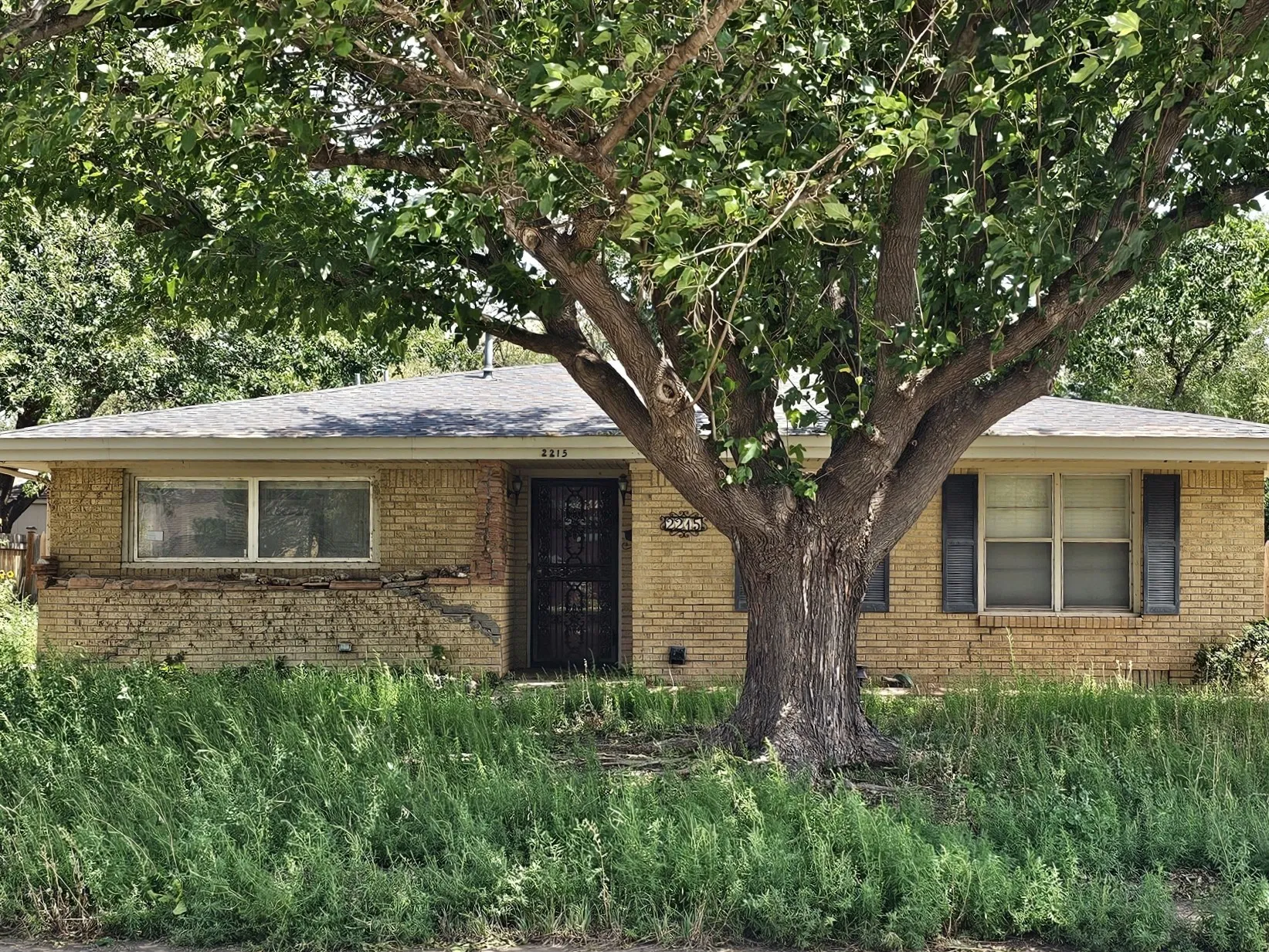 Single Family Residence For Sale in Potter County , 2215 Locust Street, Amarillo, Texas 79109, 3 Bedroom, 2 Bathroom, 1 Garage spaces, 1,304 Sqft, built in 1951, mls#21036500, Real Estate Agent in Amarillo, Homes For Sale in Potter county, Homes For Sale in Amarillo, Realtor in Amarillo Texas, Real Estate Brokerage Independent Realty Texas, Luminita Cordes Realtor