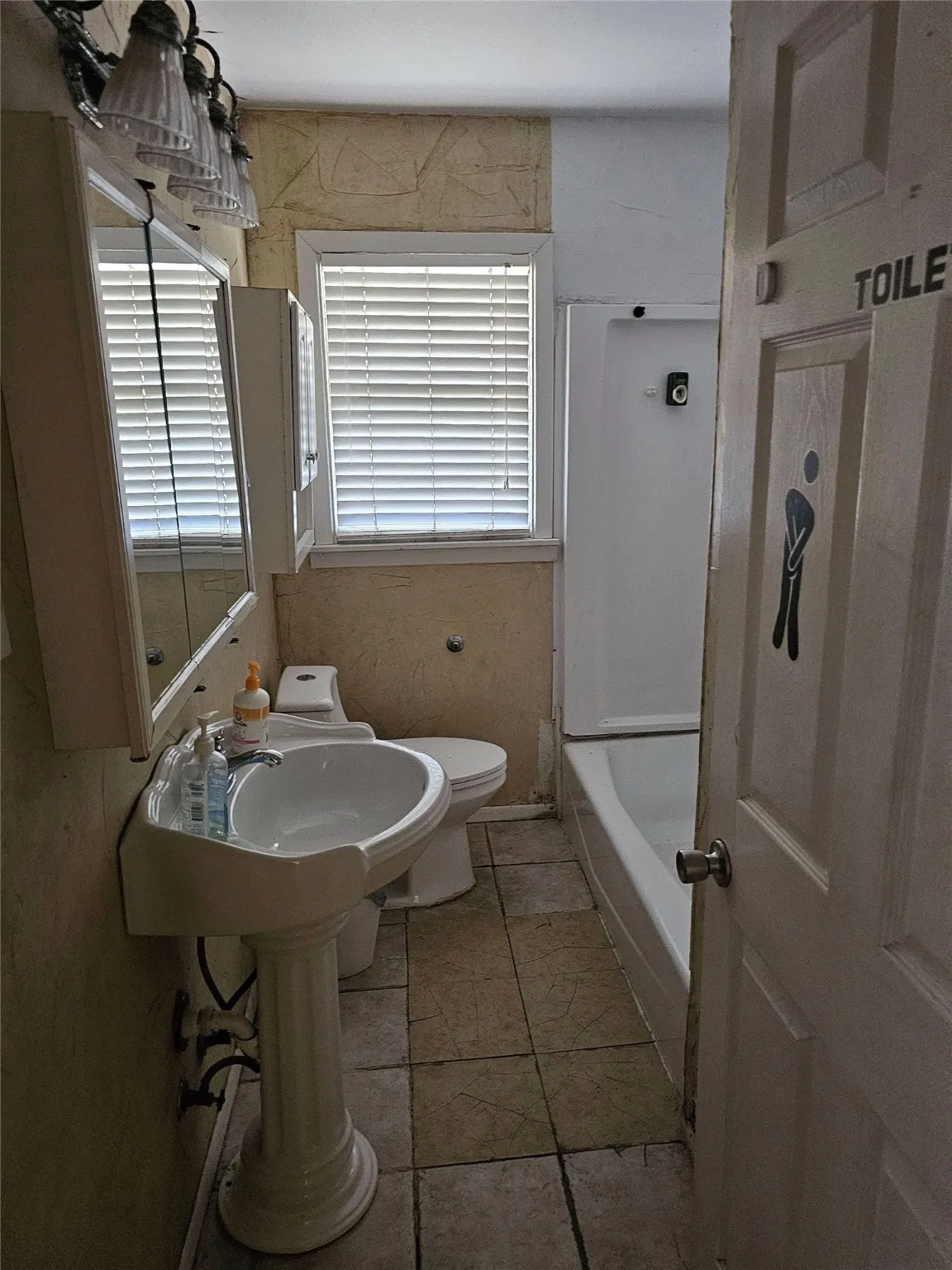 Single Family Residence For Sale in Potter County , 2215 Locust Street, Amarillo, Texas 79109, 3 Bedroom, 2 Bathroom, 1 Garage spaces, 1,304 Sqft, built in 1951, mls#21036500, Real Estate Agent in Amarillo, Homes For Sale in Potter county, Homes For Sale in Amarillo, Realtor in Amarillo Texas, Real Estate Brokerage Independent Realty Texas, Luminita Cordes Realtor