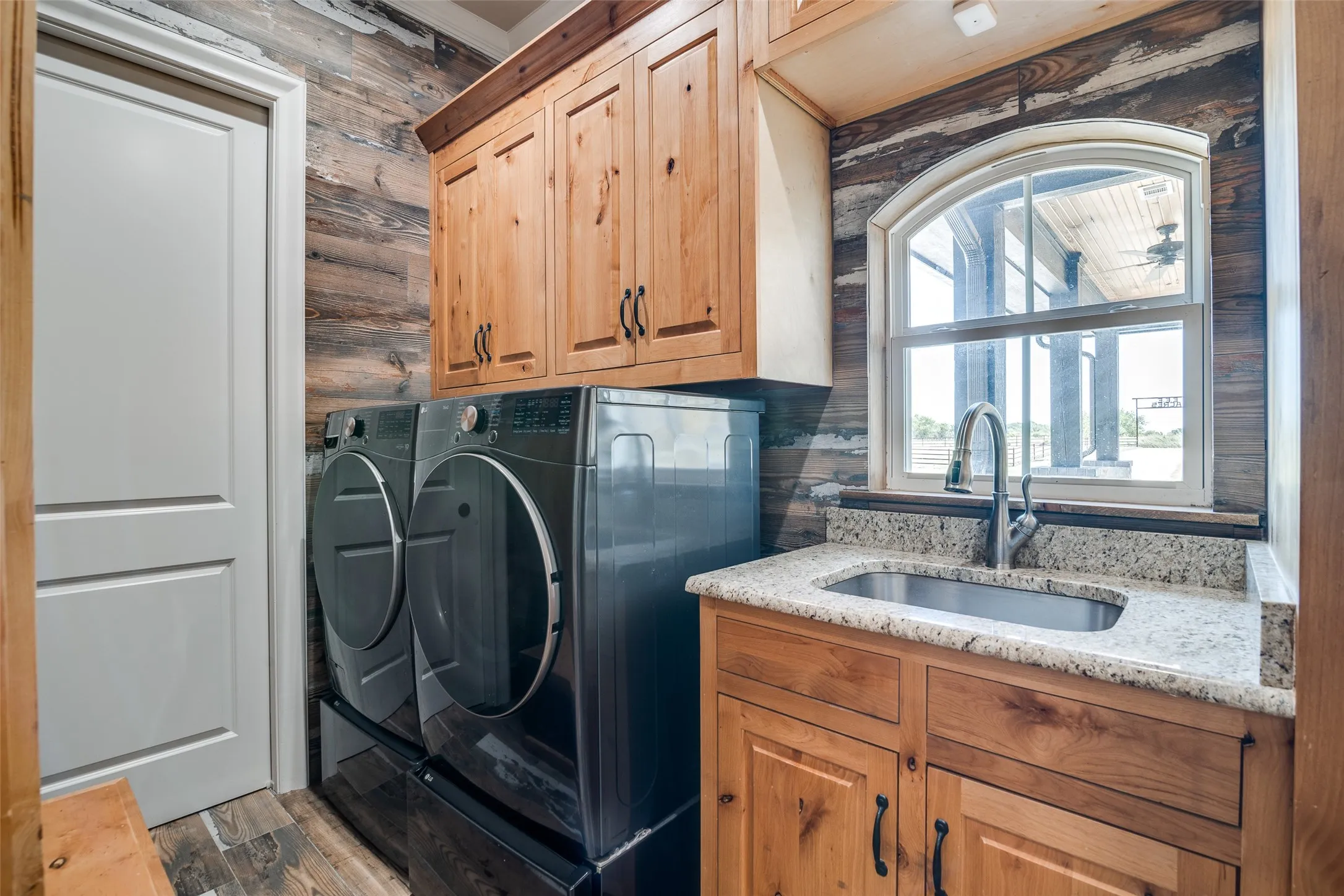 Single Family Residence For Sale in Van Zandt County , 1010 Vz County Road 3415, Wills Point, Texas 75169, 3 Bedroom, 4 Bathroom, 4 Garage spaces, 3,364 Sqft, built in 2023, mls#21047290, Real Estate Agent in Wills Point, Homes For Sale in Van Zandt county, Homes For Sale in Wills Point, Realtor in Wills Point Texas, Real Estate Brokerage Independent Realty Texas, Luminita Cordes Realtor
