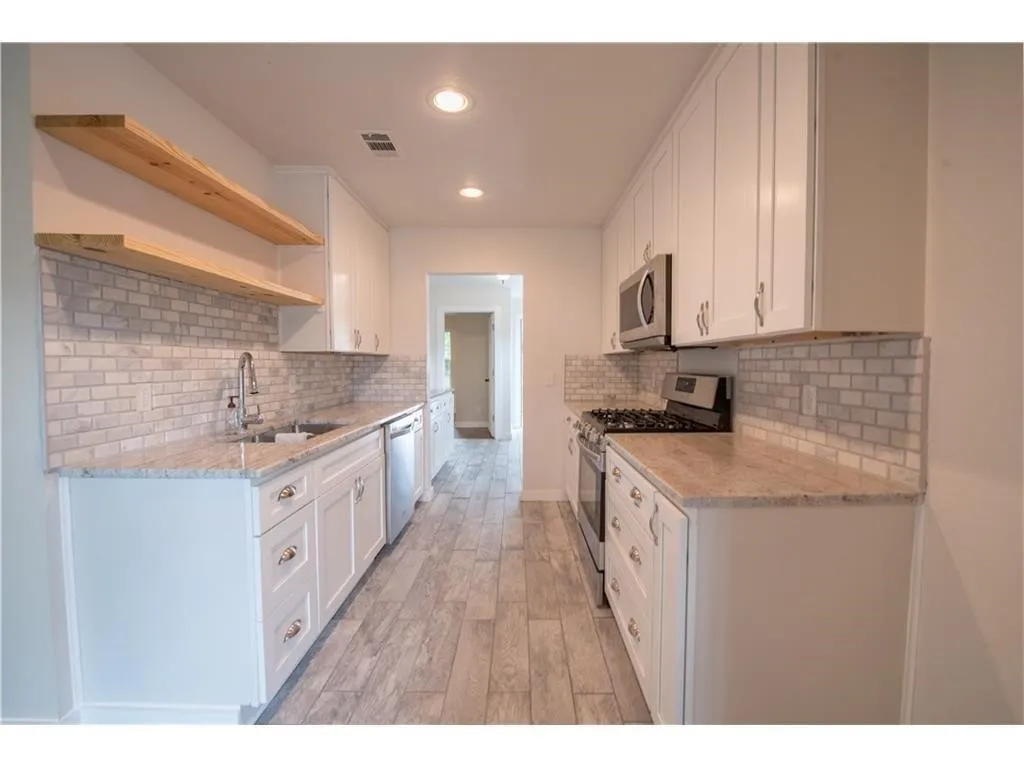 Single Family Residence For Rent in Tarrant County , 3553 Mission Street, Fort Worth, Texas 76109, 4 Bedroom, 2 Bathroom, 1 Garage spaces, 1,510 Sqft, built in 1947, Preowned, mls#21040136, Real Estate Agent in Fort Worth, Homes For Rent in Tarrant county, Homes For Rent in Fort Worth, Realtor in Fort Worth Texas, Real Estate Brokerage Independent Realty Texas, Luminita Cordes Realtor