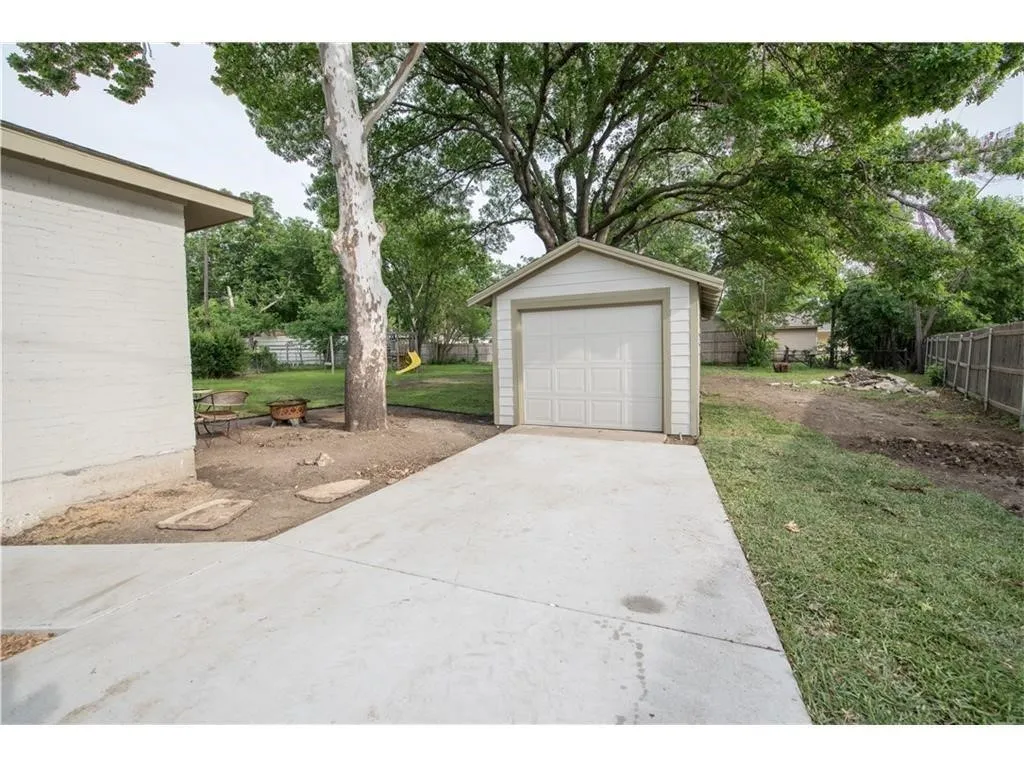 Single Family Residence For Rent in Tarrant County , 3553 Mission Street, Fort Worth, Texas 76109, 4 Bedroom, 2 Bathroom, 1 Garage spaces, 1,510 Sqft, built in 1947, Preowned, mls#21040136, Real Estate Agent in Fort Worth, Homes For Rent in Tarrant county, Homes For Rent in Fort Worth, Realtor in Fort Worth Texas, Real Estate Brokerage Independent Realty Texas, Luminita Cordes Realtor