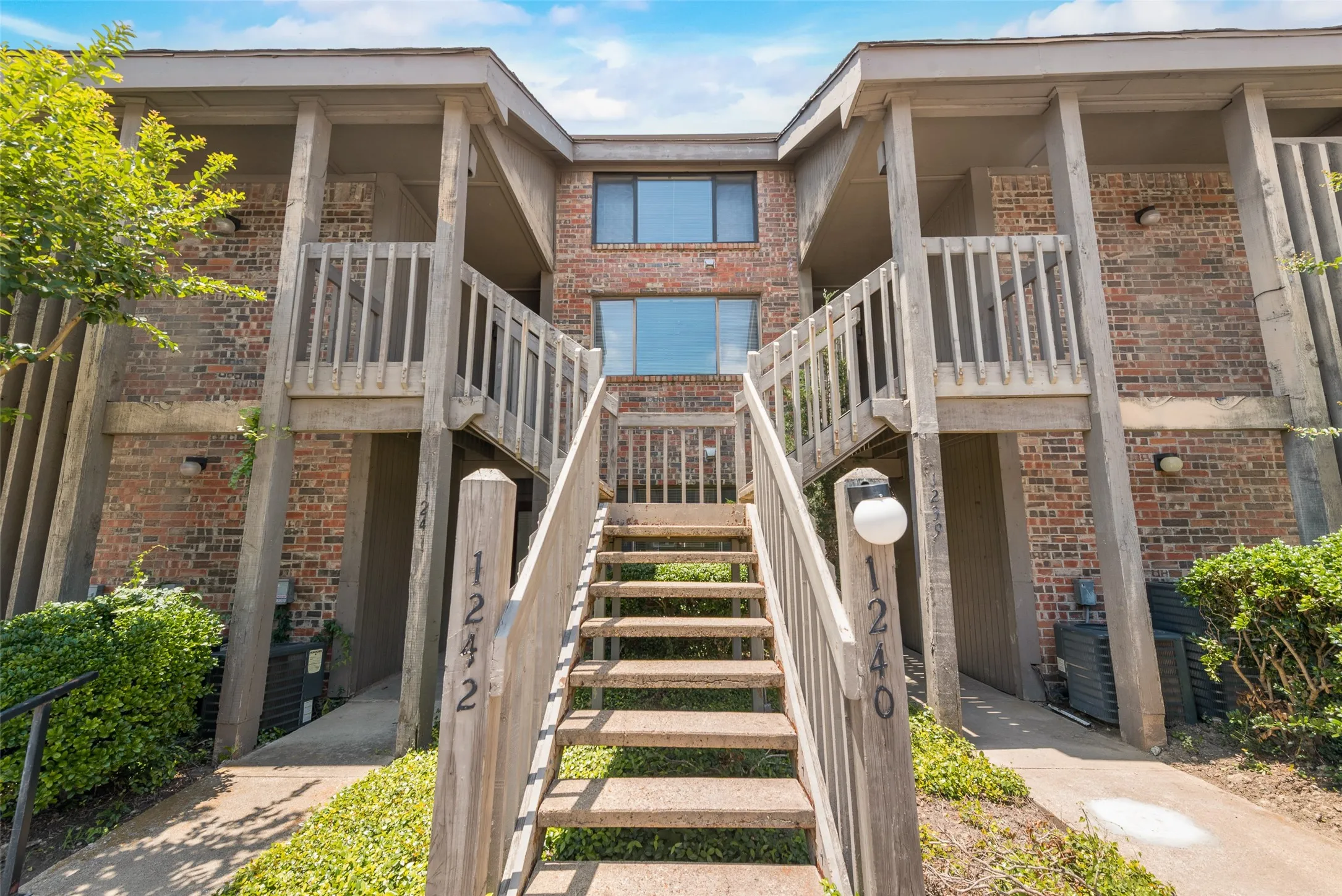 Condominium For Sale in Rockwall County , 1242 Signal Ridge Place, Rockwall, Texas 75032, 3 Bedrooms, 3 Bathrooms, Garage spaces, 1,825 Sqft, built in 1985, Price $209,999, mls#21056147, Real Estate Agent in Rockwall, Homes For Sale in Rockwall county, Homes For Sale in Rockwall, Realtor in Rockwall Texas, Real Estate Brokerage Independent Realty Texas, Luminita Cordes Realtor