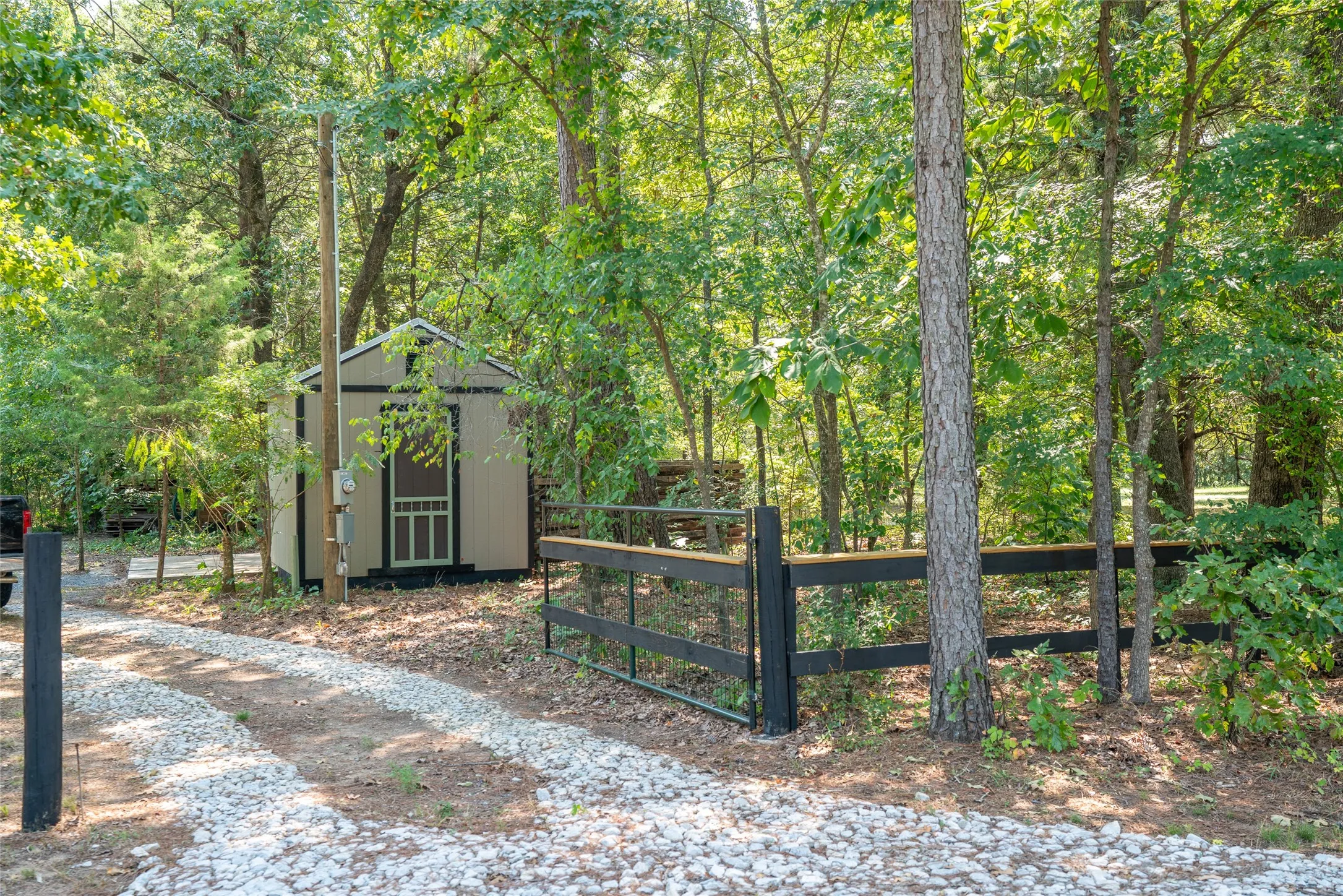 Single Family Residence For Sale in Bowie County , 121 CR 2201, Hooks, Texas 75561, 1 Bedroom, 0, Garage spaces, 400 Sqft, built in 2022, mls#21056890, Real Estate Agent in Hooks, Homes For Sale in Bowie county, Homes For Sale in Hooks, Realtor in Hooks Texas, Real Estate Brokerage Independent Realty Texas, Luminita Cordes Realtor