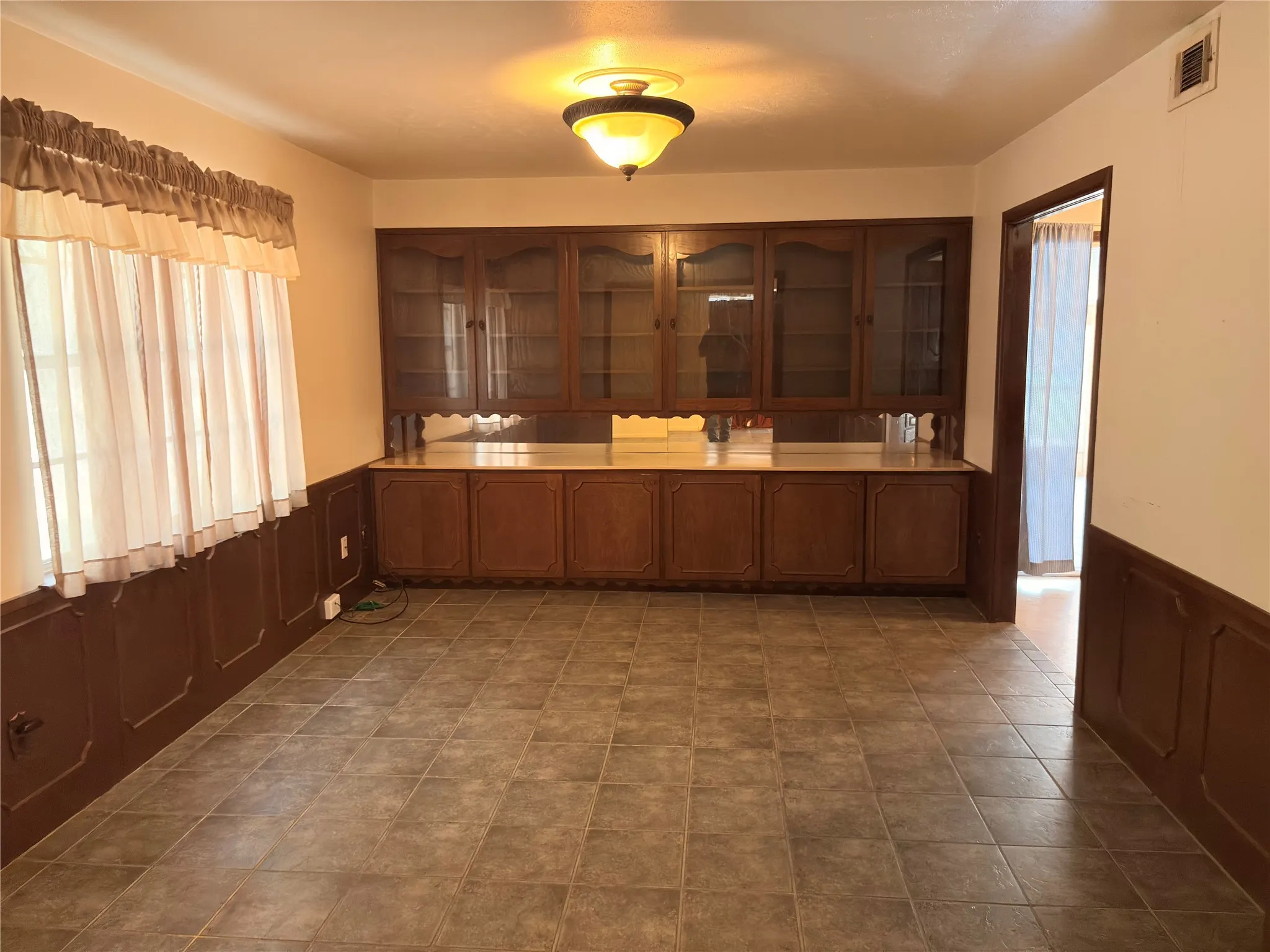Single Family Residence For Sale in Palo Pinto County , 1009 11th Street NW, Mineral Wells, Texas 76067, 3 Bedroom, 3 Bathroom, 1 Garage spaces, 3,728 Sqft, built in 1962, Preowned, mls#21047073, Real Estate Agent in Mineral Wells, Homes For Sale in Palo Pinto county, Homes For Sale in Mineral Wells, Realtor in Mineral Wells Texas, Real Estate Brokerage Independent Realty Texas, Luminita Cordes Realtor