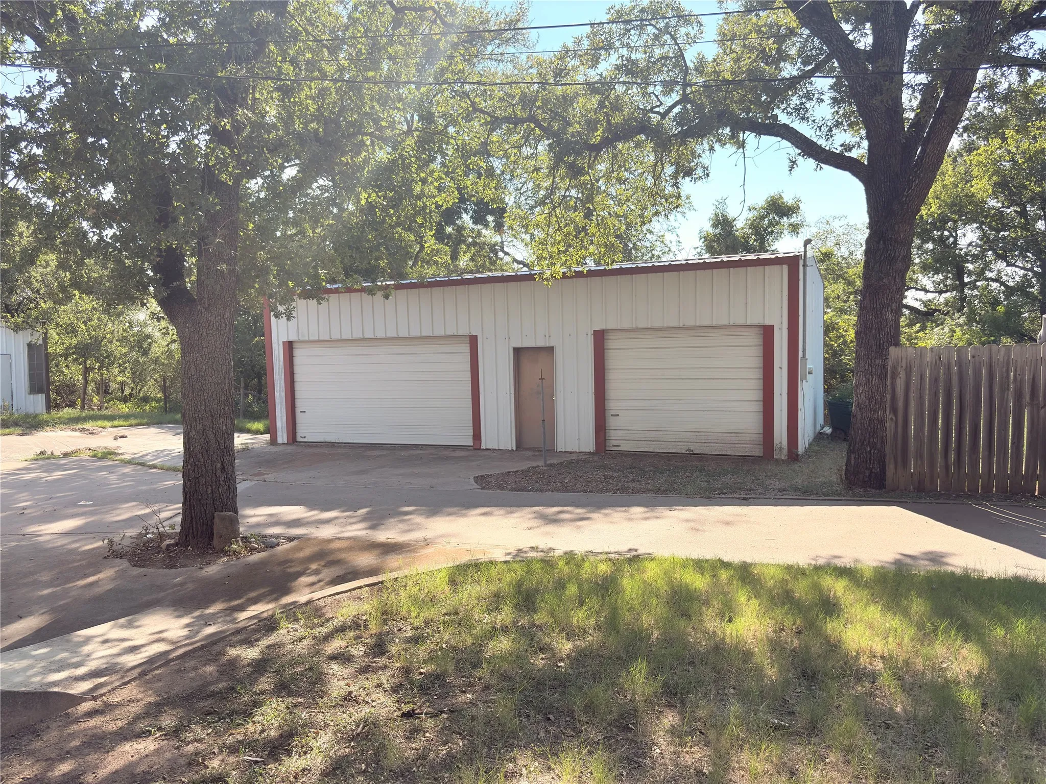 Single Family Residence For Sale in Palo Pinto County , 1009 11th Street NW, Mineral Wells, Texas 76067, 3 Bedroom, 3 Bathroom, 1 Garage spaces, 3,728 Sqft, built in 1962, Preowned, mls#21047073, Real Estate Agent in Mineral Wells, Homes For Sale in Palo Pinto county, Homes For Sale in Mineral Wells, Realtor in Mineral Wells Texas, Real Estate Brokerage Independent Realty Texas, Luminita Cordes Realtor