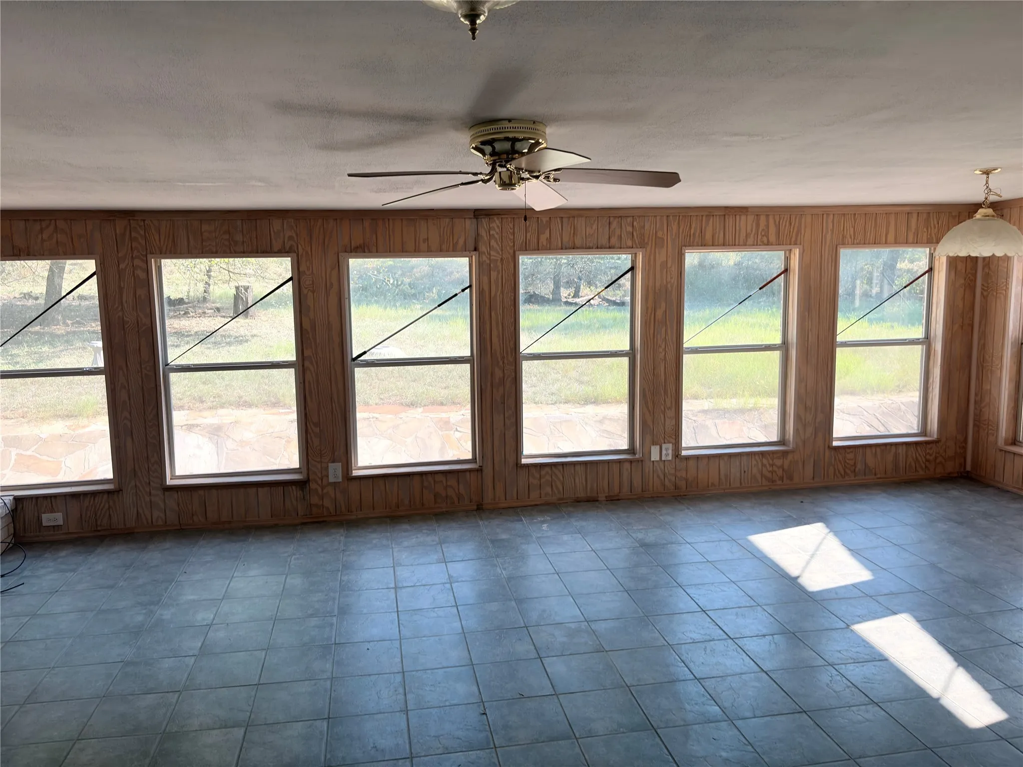 Single Family Residence For Sale in Palo Pinto County , 1009 11th Street NW, Mineral Wells, Texas 76067, 3 Bedroom, 3 Bathroom, 1 Garage spaces, 3,728 Sqft, built in 1962, Preowned, mls#21047073, Real Estate Agent in Mineral Wells, Homes For Sale in Palo Pinto county, Homes For Sale in Mineral Wells, Realtor in Mineral Wells Texas, Real Estate Brokerage Independent Realty Texas, Luminita Cordes Realtor
