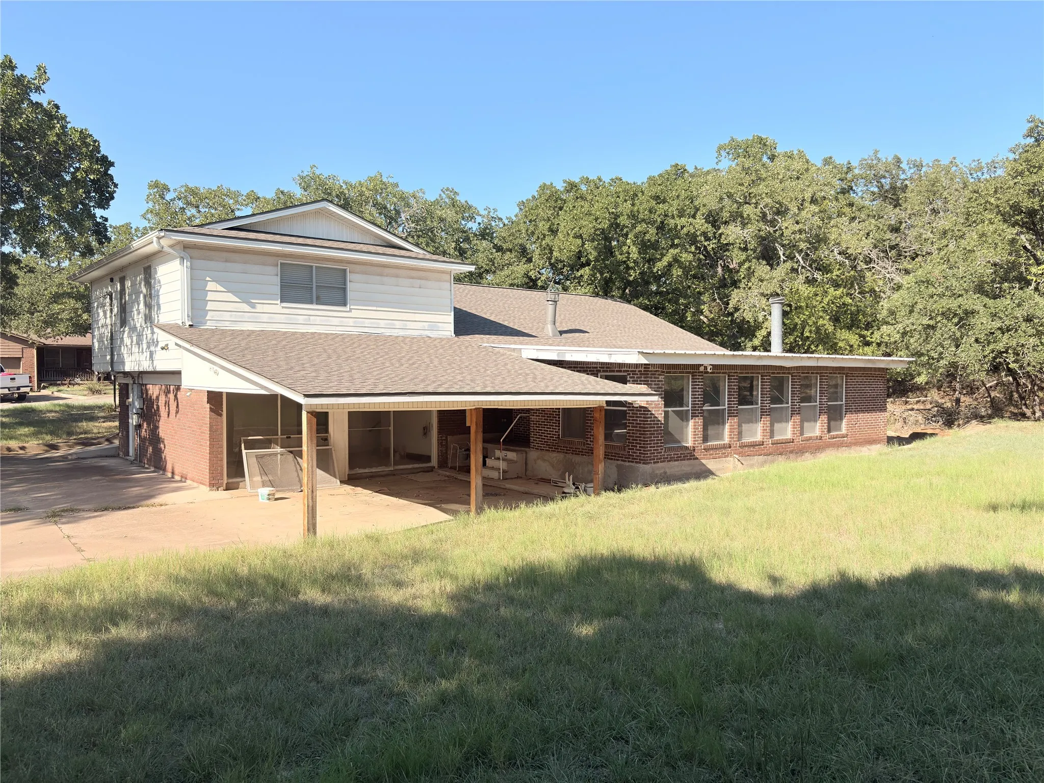 Single Family Residence For Sale in Palo Pinto County , 1009 11th Street NW, Mineral Wells, Texas 76067, 3 Bedroom, 3 Bathroom, 1 Garage spaces, 3,728 Sqft, built in 1962, Preowned, mls#21047073, Real Estate Agent in Mineral Wells, Homes For Sale in Palo Pinto county, Homes For Sale in Mineral Wells, Realtor in Mineral Wells Texas, Real Estate Brokerage Independent Realty Texas, Luminita Cordes Realtor