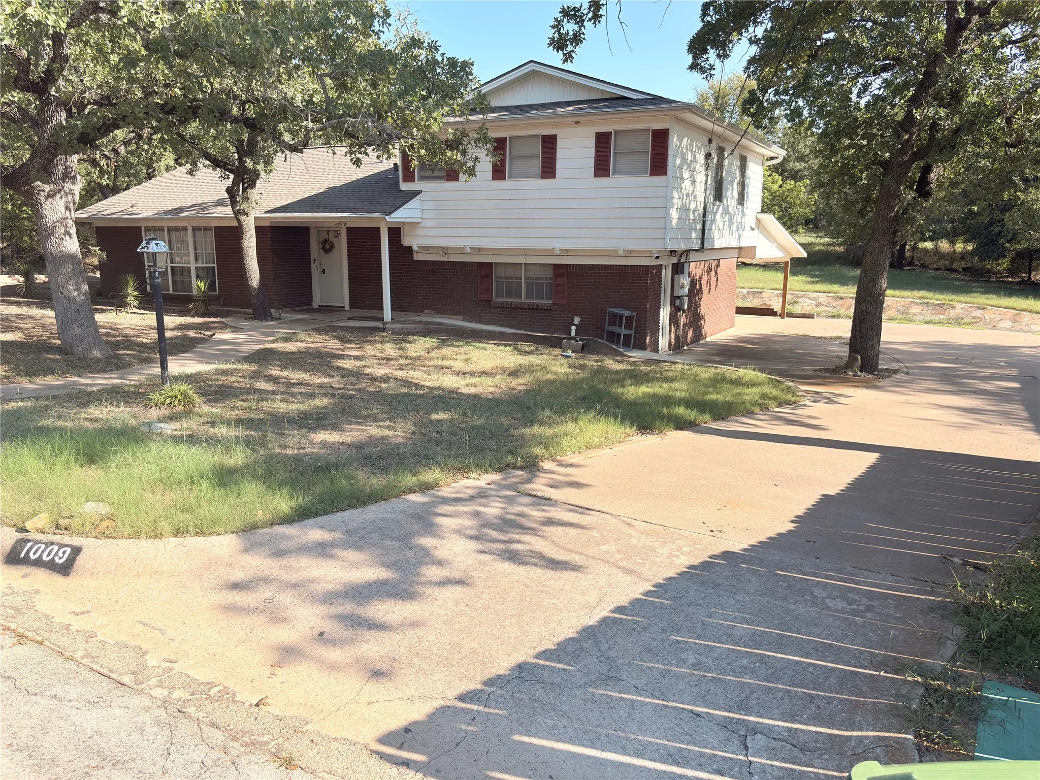 Single Family Residence For Sale in Palo Pinto County , 1009 11th Street NW, Mineral Wells, Texas 76067, 3 Bedroom, 3 Bathroom, 1 Garage spaces, 3,728 Sqft, built in 1962, Preowned, mls#21047073, Real Estate Agent in Mineral Wells, Homes For Sale in Palo Pinto county, Homes For Sale in Mineral Wells, Realtor in Mineral Wells Texas, Real Estate Brokerage Independent Realty Texas, Luminita Cordes Realtor