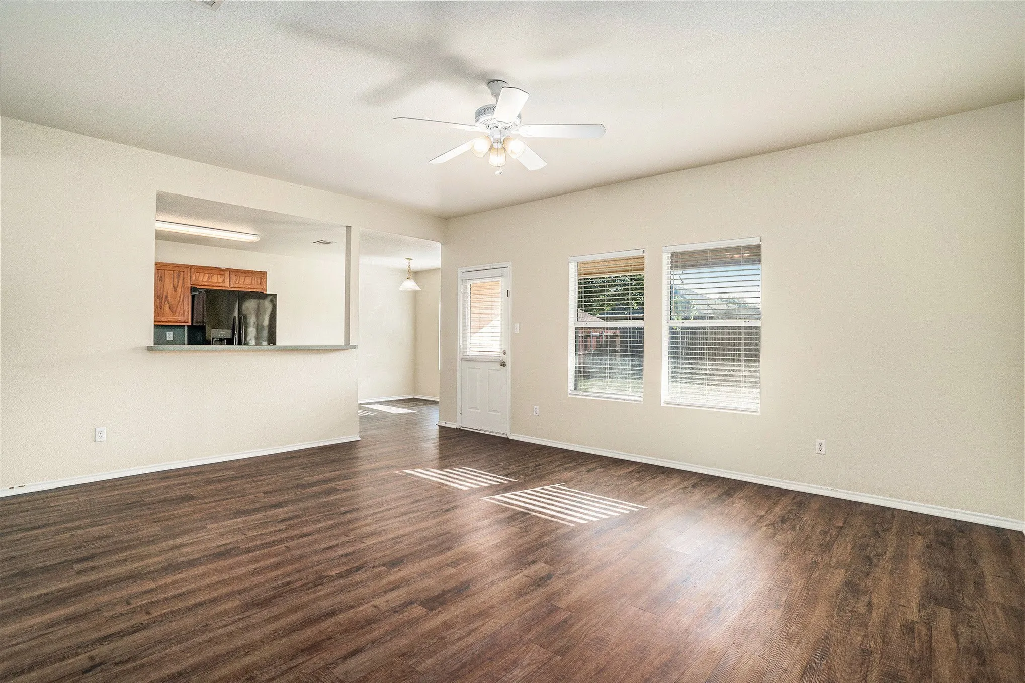 Single Family Residence For Rent in Johnson County , 609 Whitefish Drive, Cleburne, Texas 76033, 3 Bedroom, 2 Bathroom, 2 Garage spaces, 1,395 Sqft, built in 2006, Preowned, mls#21058010, Real Estate Agent in Cleburne, Homes For Rent in Johnson county, Homes For Rent in Cleburne, Realtor in Cleburne Texas, Real Estate Brokerage Independent Realty Texas, Luminita Cordes Realtor